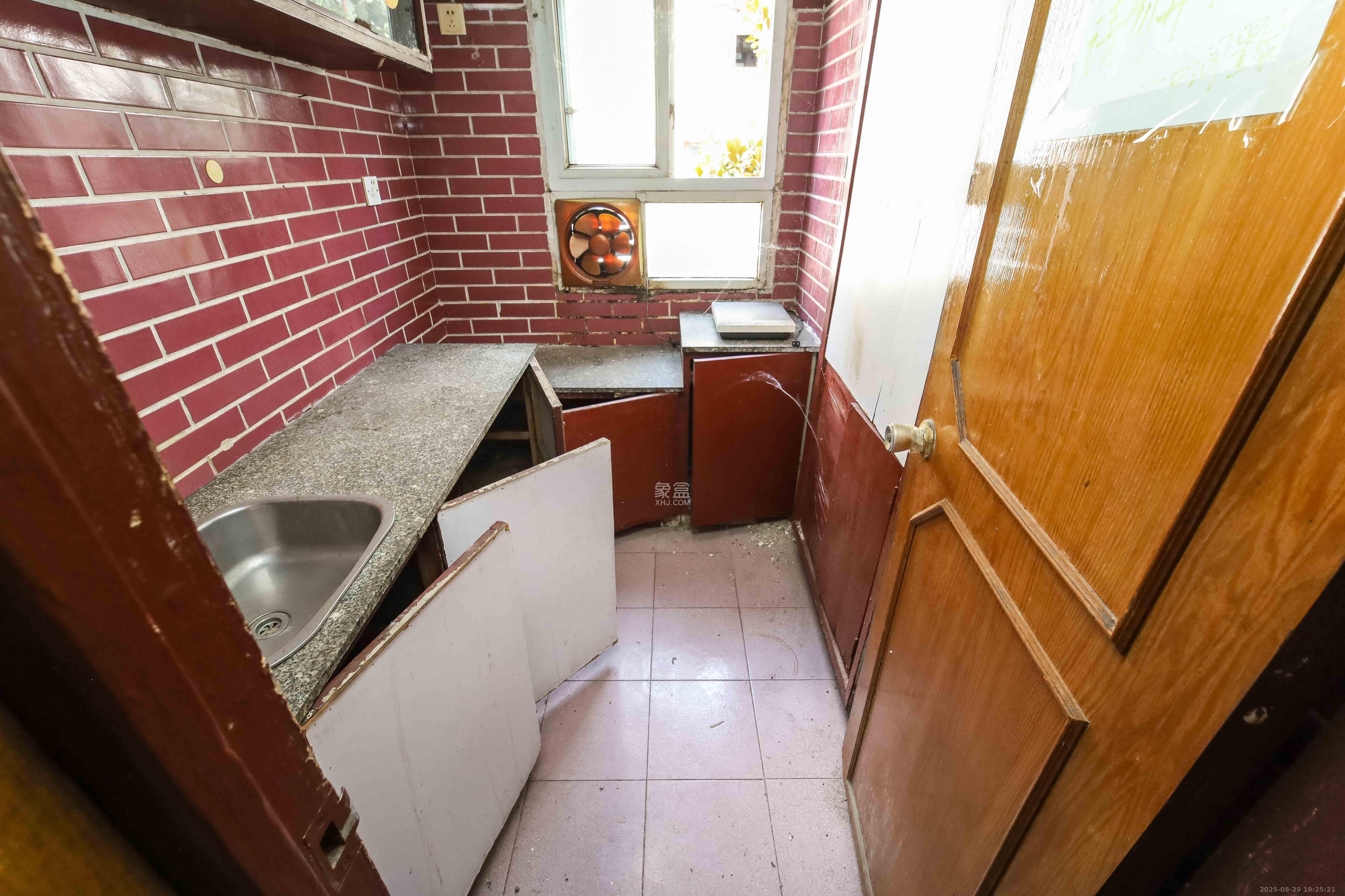 省进出口公司宿舍  3室2厅1卫    37.5万厨房