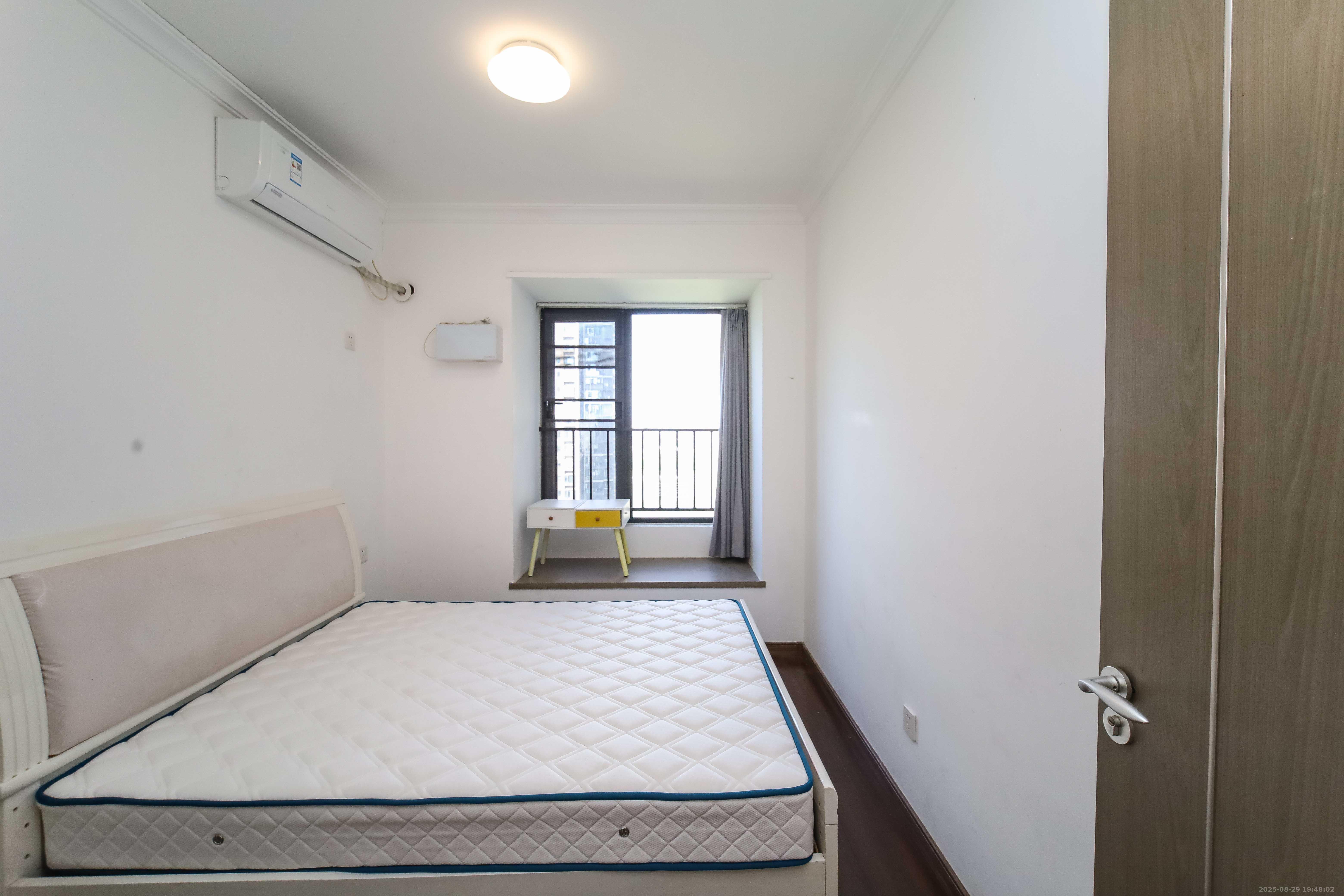 万科金域蓝湾  4室2厅2卫    180.0万卧室