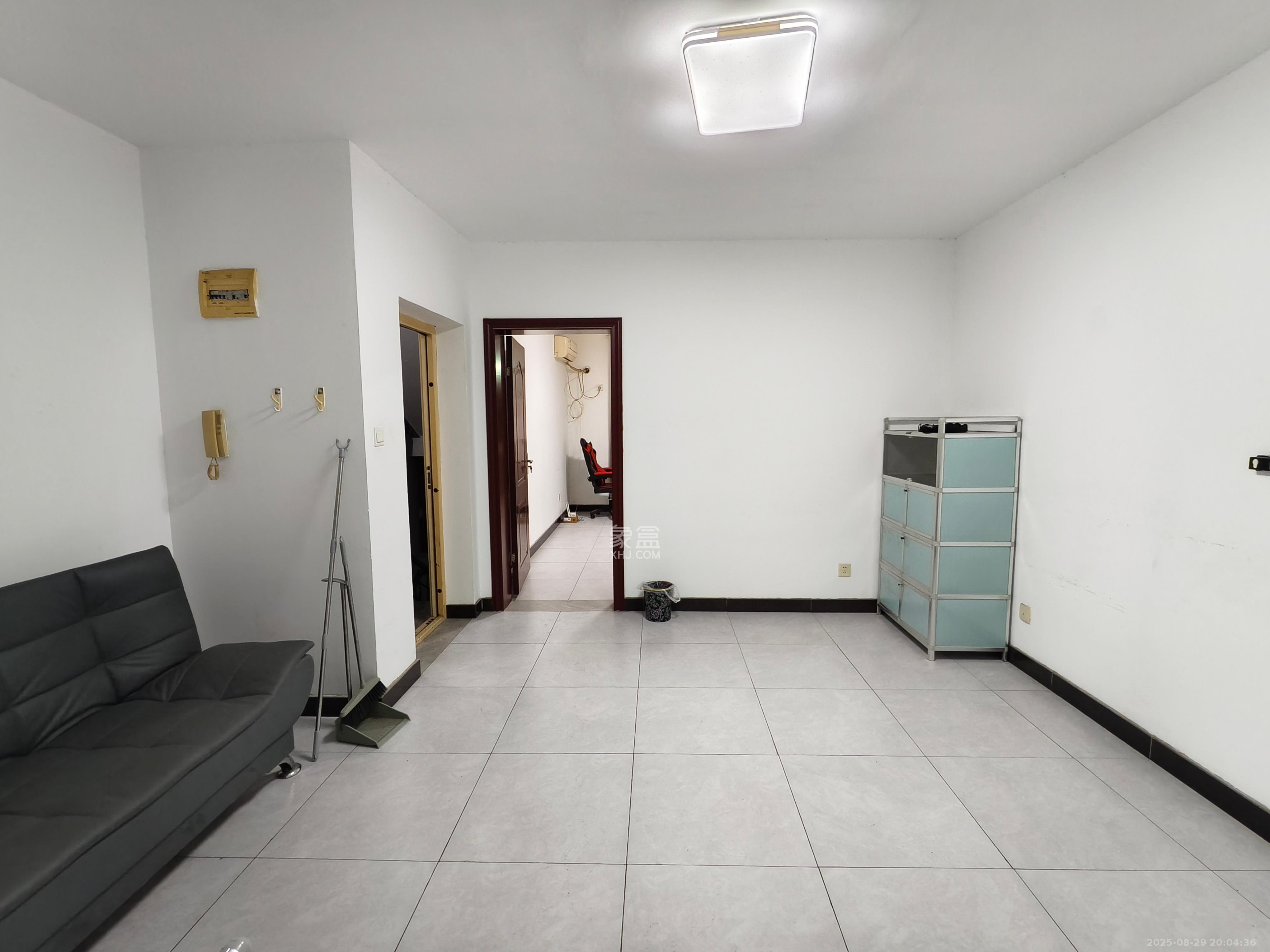 江南公寓  1室1厅1卫    1300.0元/月 江南公寓  1室1厅1卫    1300.0元/月室内图