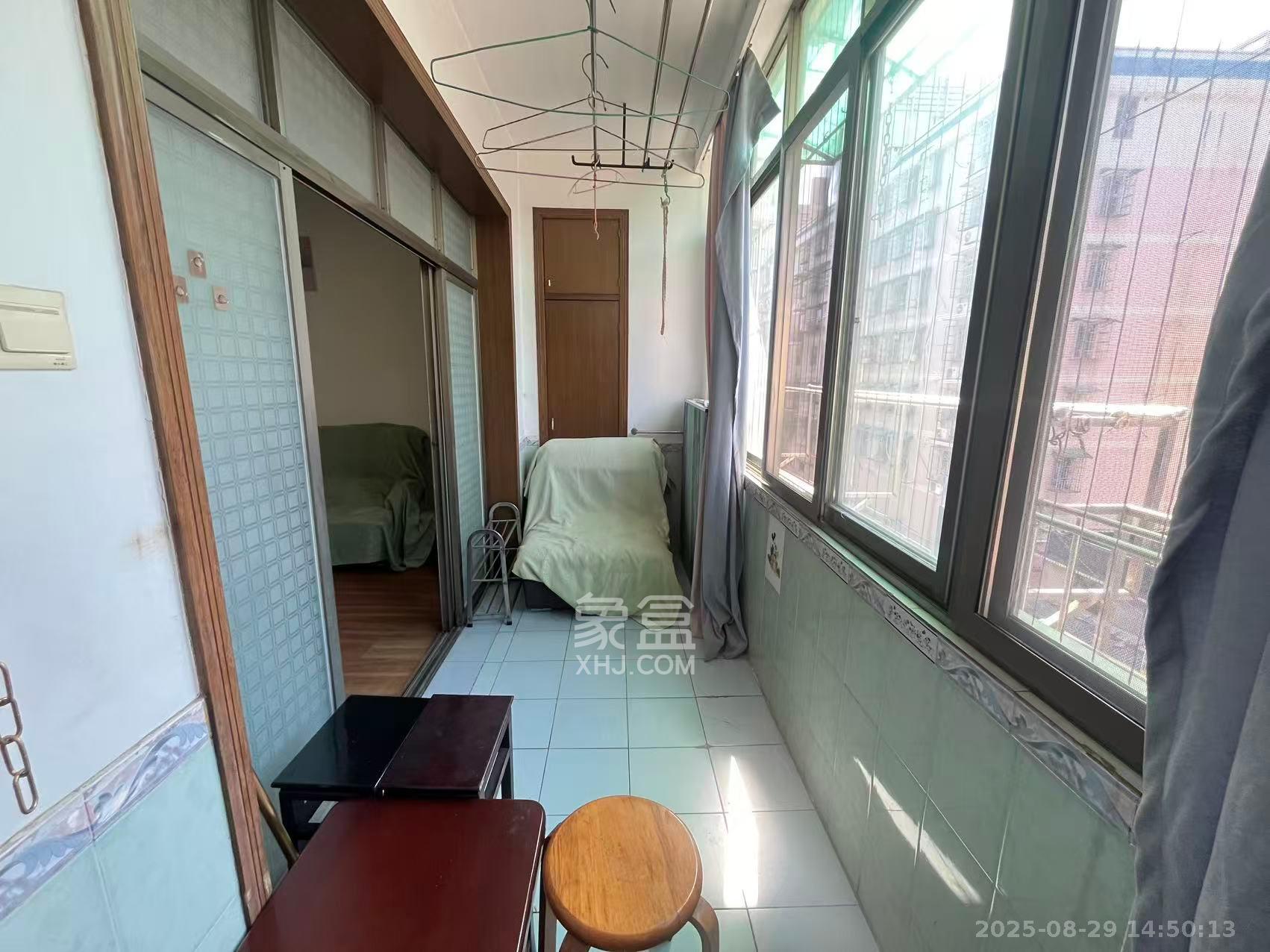 芙蓉区教育局学生校服服务部宿舍 2室2厅1卫 1500.0元/月 芙蓉区教育局学生校服服务部宿舍 2室2厅1卫 1500.0元/月室内图