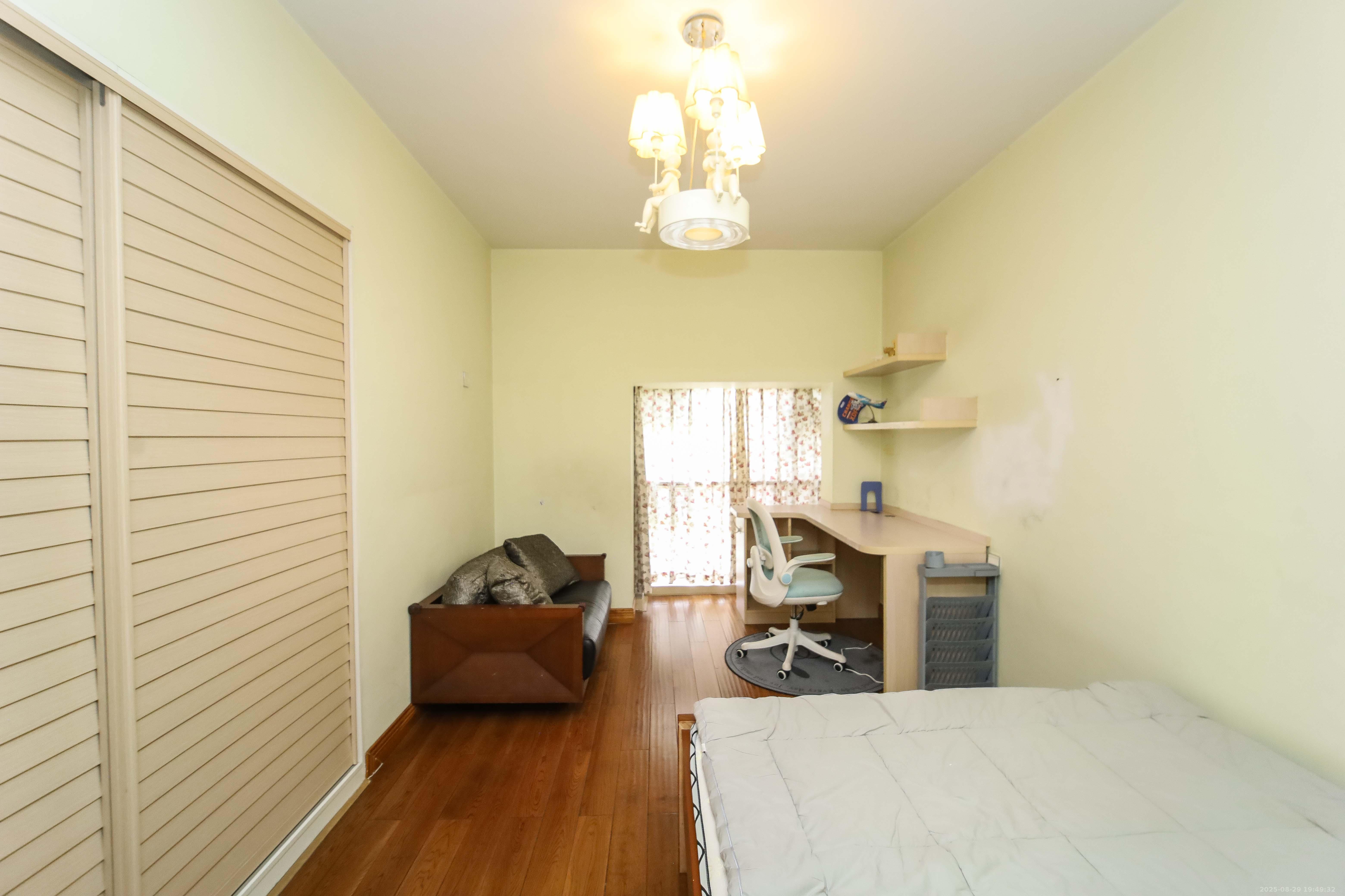 东来苑  4室2厅2卫    145.0万卧室