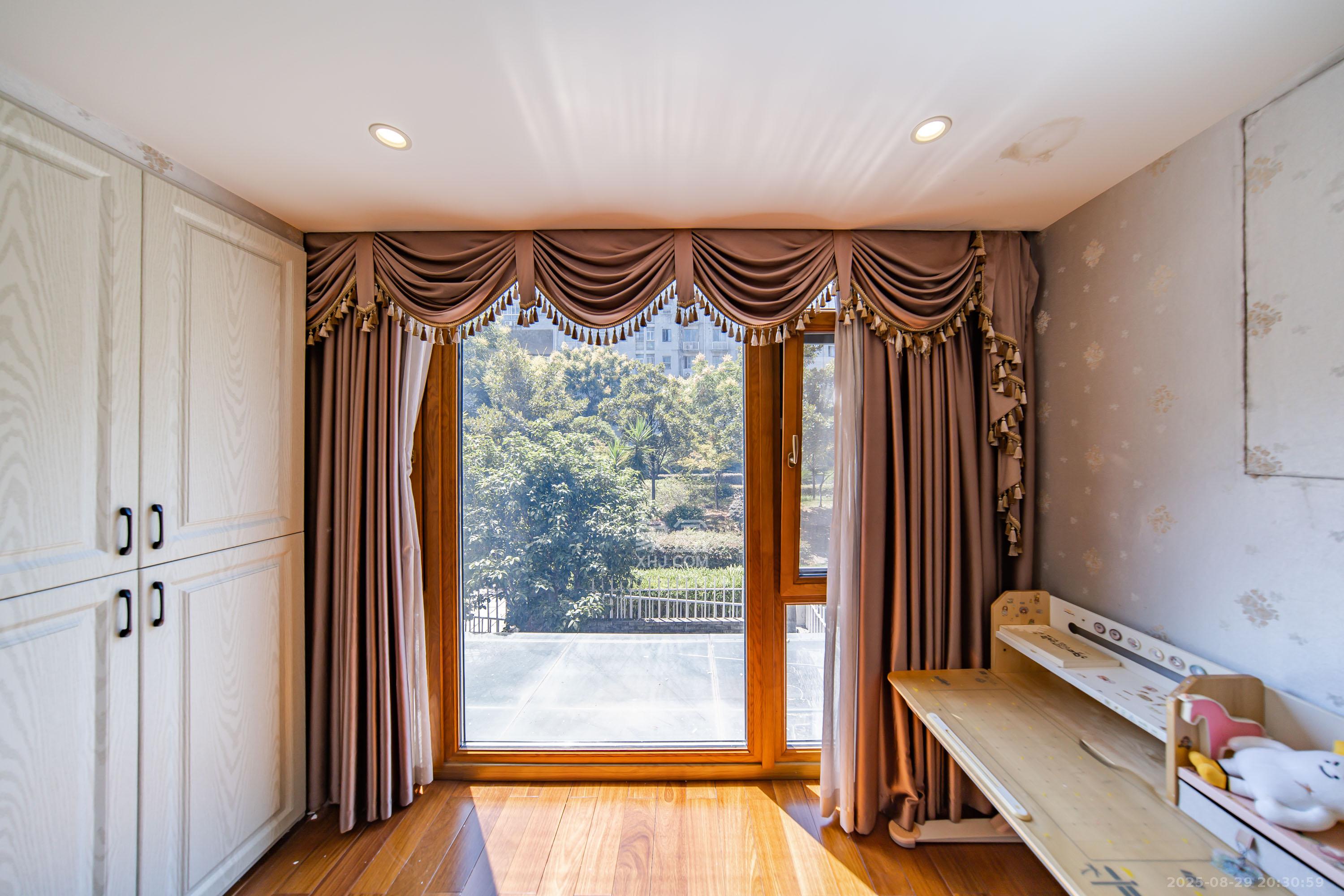 阳光100二期  5室2厅3卫    120.0万 阳光100二期  5室2厅3卫    120.0万阳台