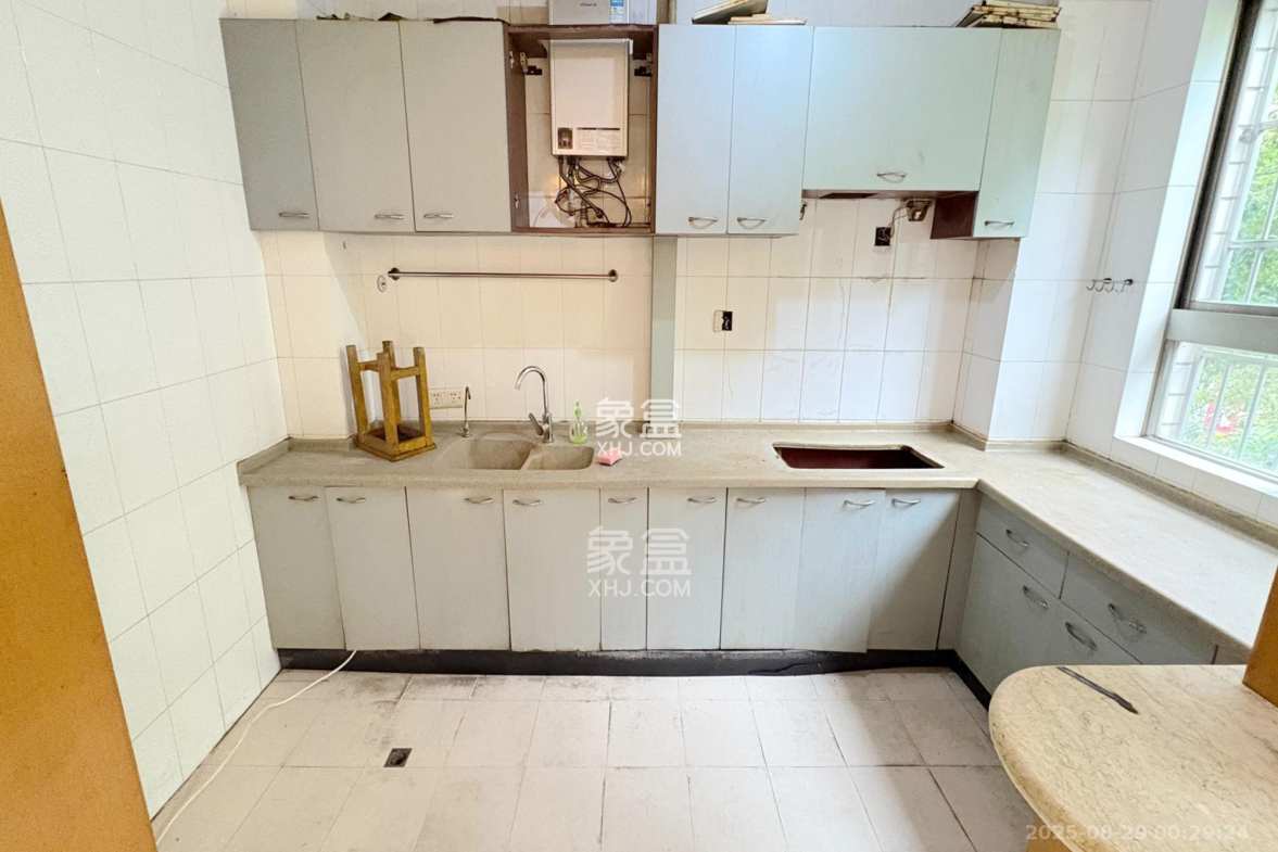 泰时新雅园  4室2厅2卫    108.0万 泰时新雅园  4室2厅2卫    108.0万厨房