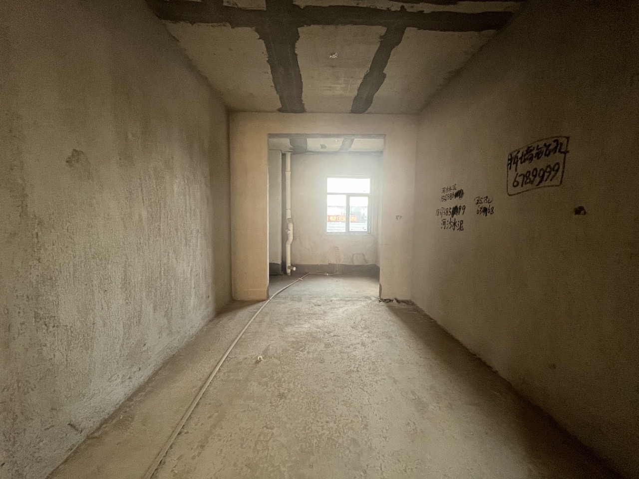 珠山鑫园  4室2厅2卫    63.8万客厅