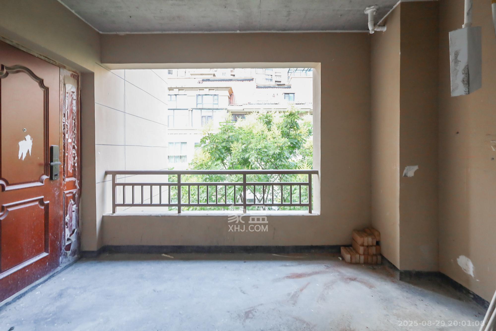 世茂铂翠湾二期 4室2厅2卫 200.0万 世茂铂翠湾二期 4室2厅2卫 200.0万阳台