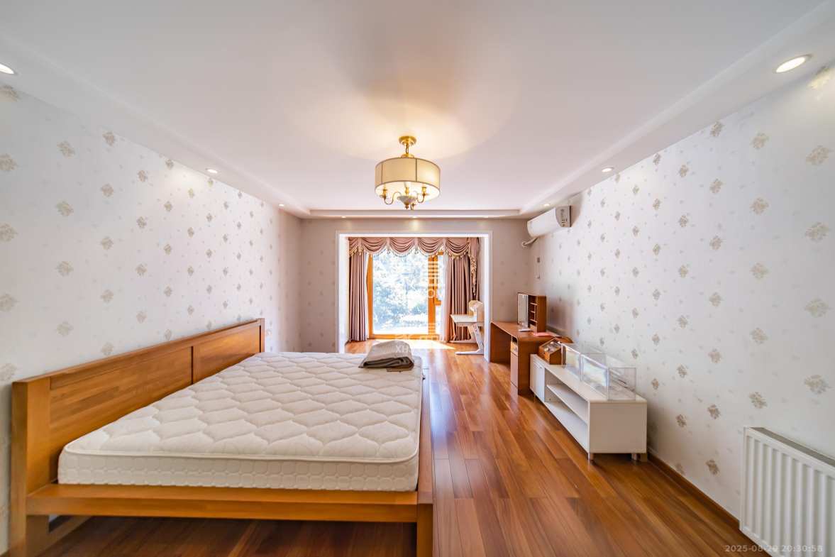 阳光100二期  5室2厅3卫    120.0万 阳光100二期  5室2厅3卫    120.0万卧室