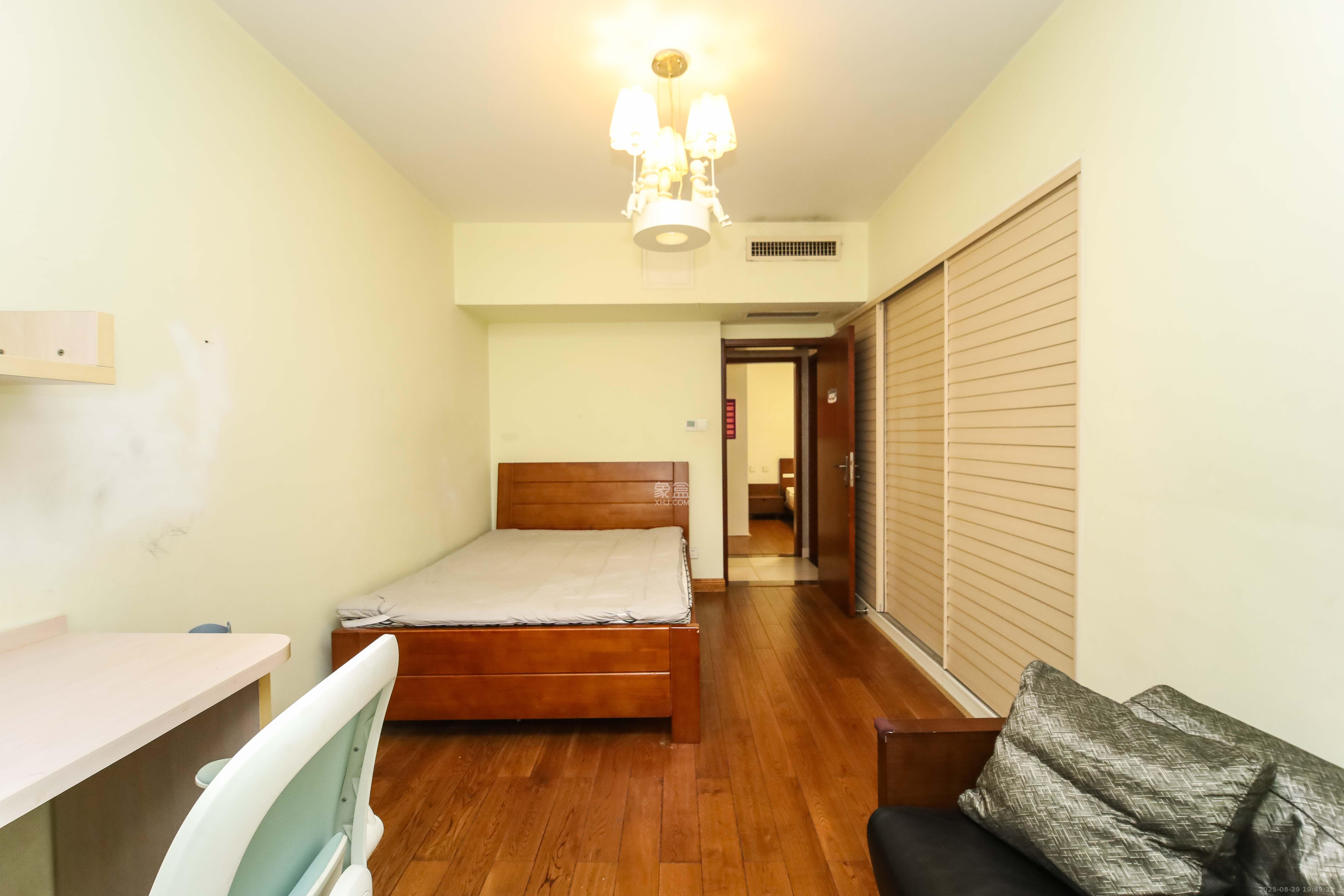 东来苑  4室2厅2卫    145.0万卧室