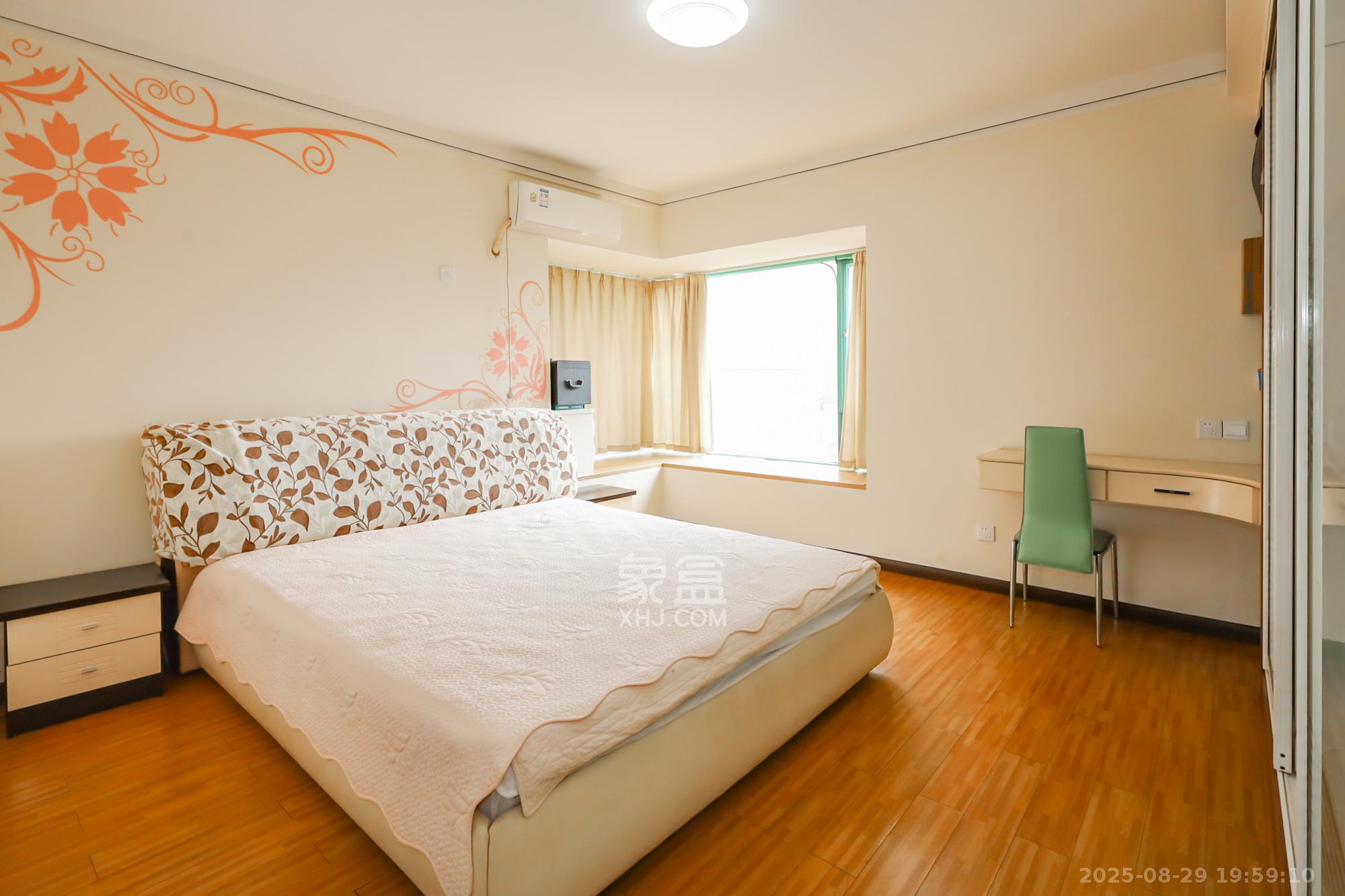 景秀江山  4室2厅2卫    145.0万 景秀江山  4室2厅2卫    145.0万卧室