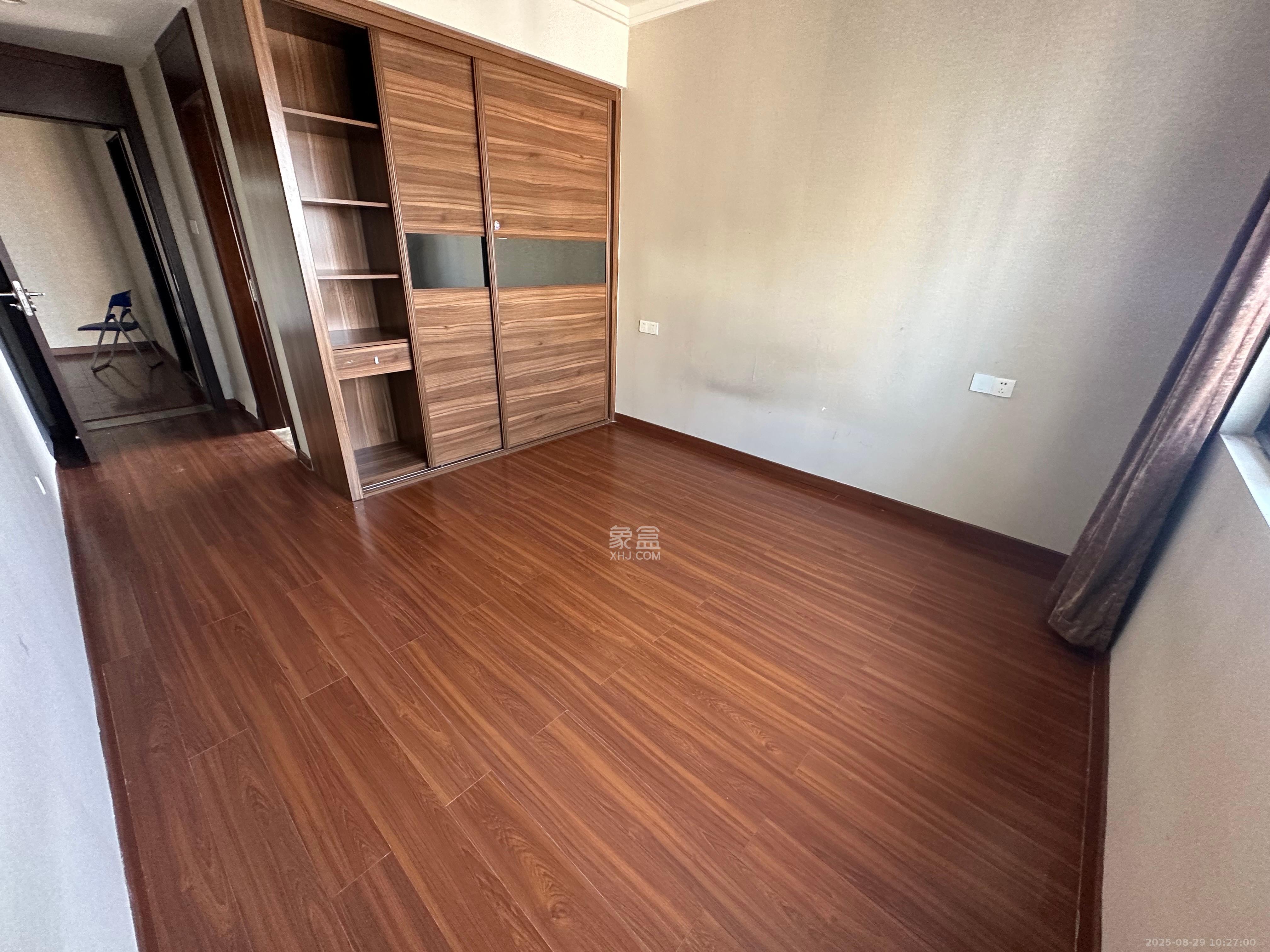 荣泰广场 3室2厅2卫 2000.0元/月 荣泰广场 3室2厅2卫 2000.0元/月室内图