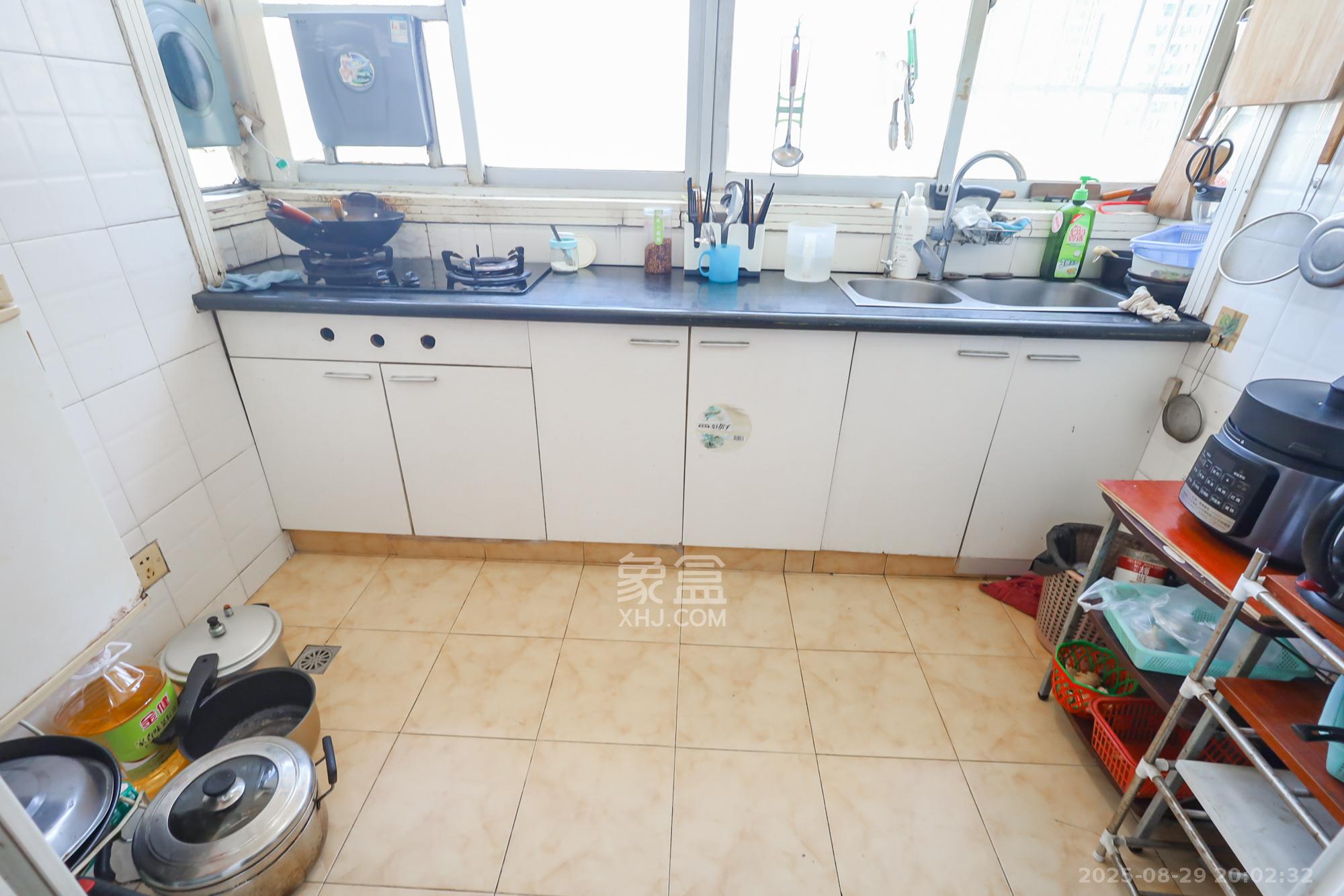 岳银小区(一二三五村) 3室2厅2卫 88.00万 岳银小区(一二三五村) 3室2厅2卫 88.00万阳台