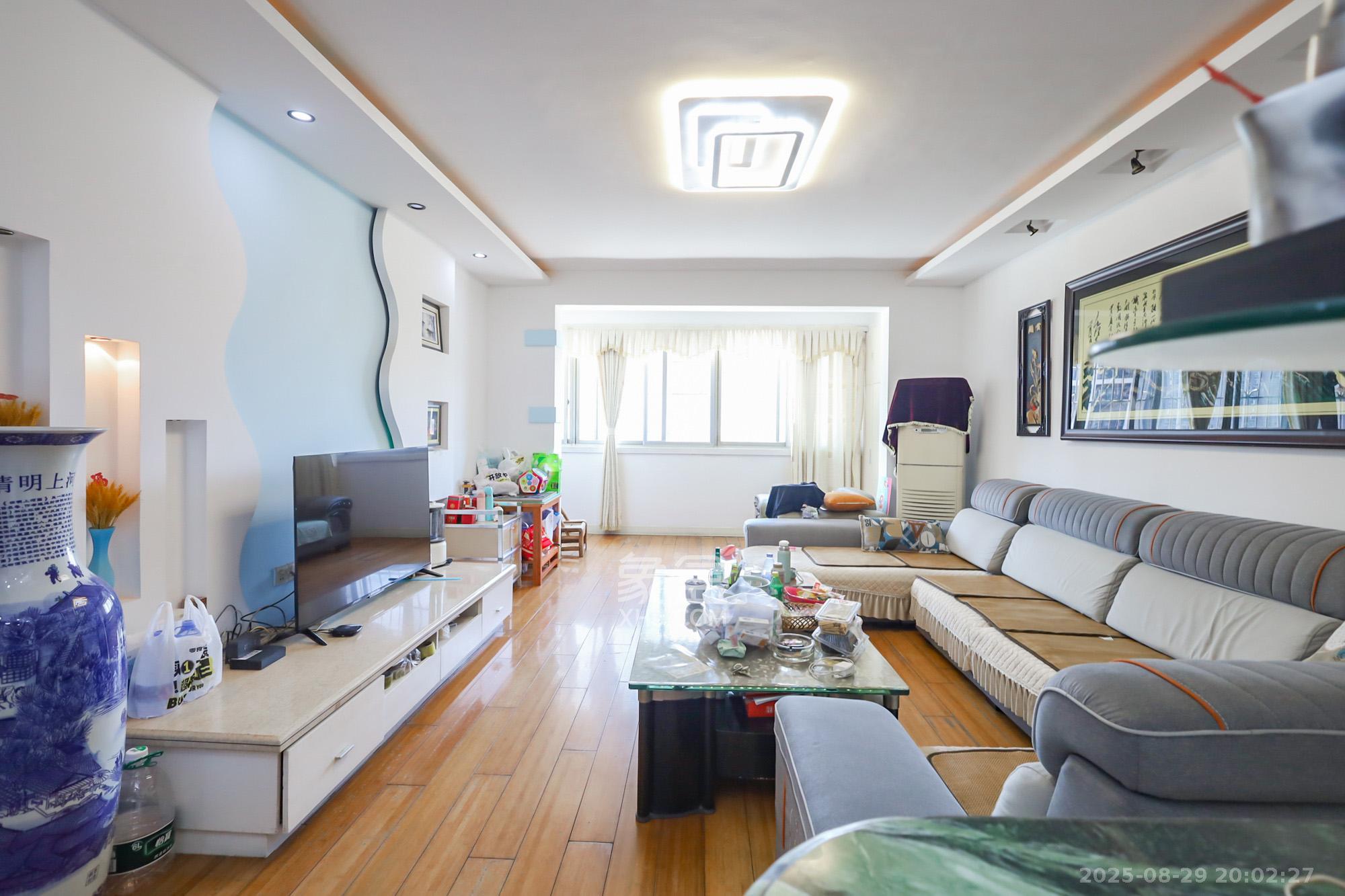 岳银小区(一二三五村) 3室2厅2卫 88.00万 岳银小区(一二三五村) 3室2厅2卫 88.00万客厅