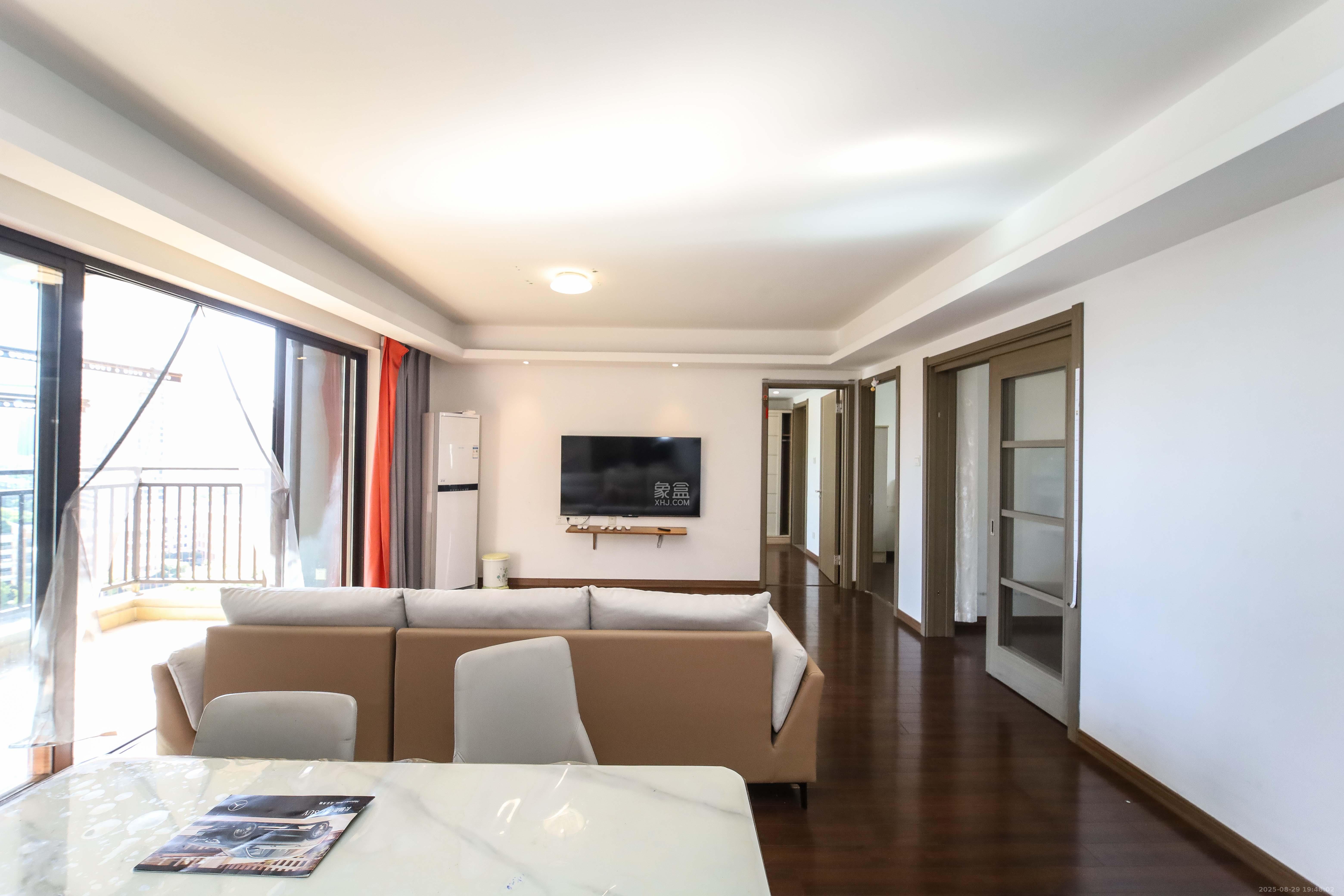 万科金域蓝湾  4室2厅2卫    180.0万客厅