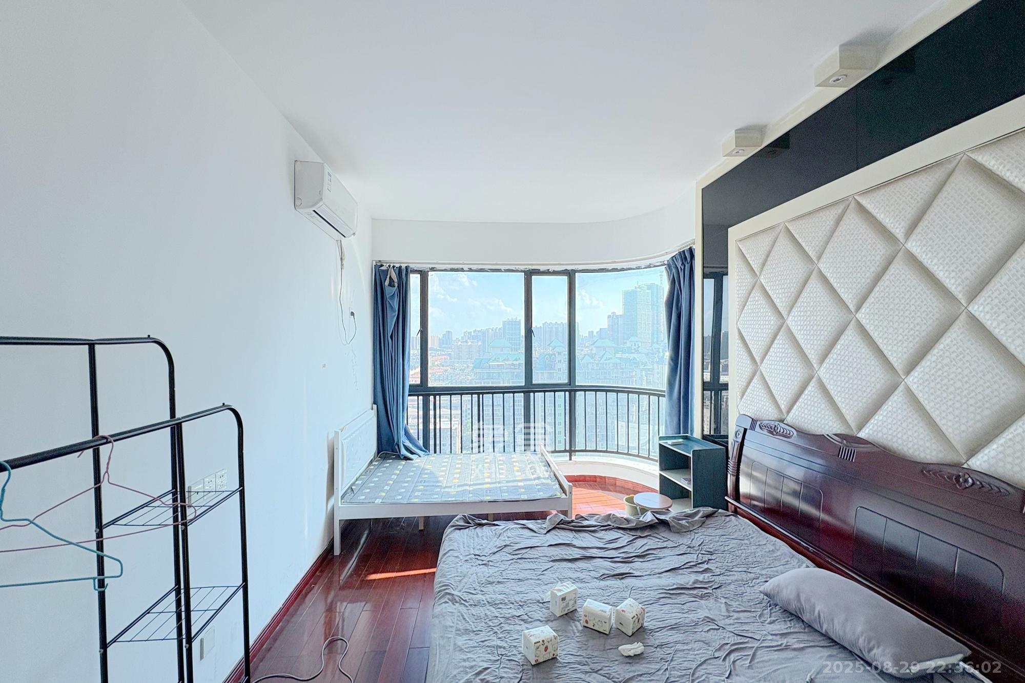 融圣国际  1室2厅1卫    165.0万卧室