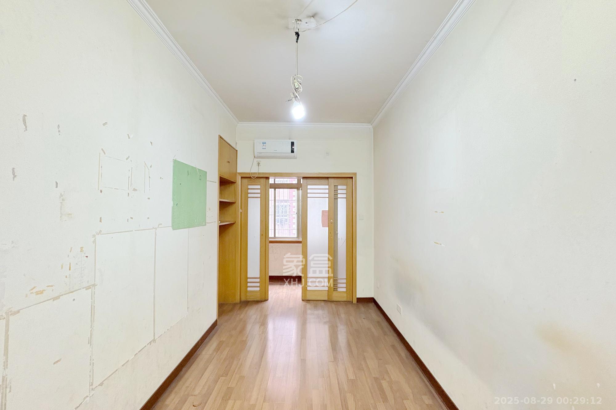 泰时新雅园  4室2厅2卫    108.0万卧室