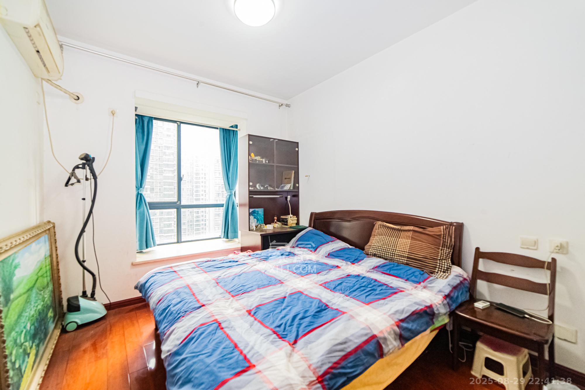 湘江世纪城鸿江苑 4室2厅2卫 150.0万 湘江世纪城鸿江苑 4室2厅2卫 150.0万卧室