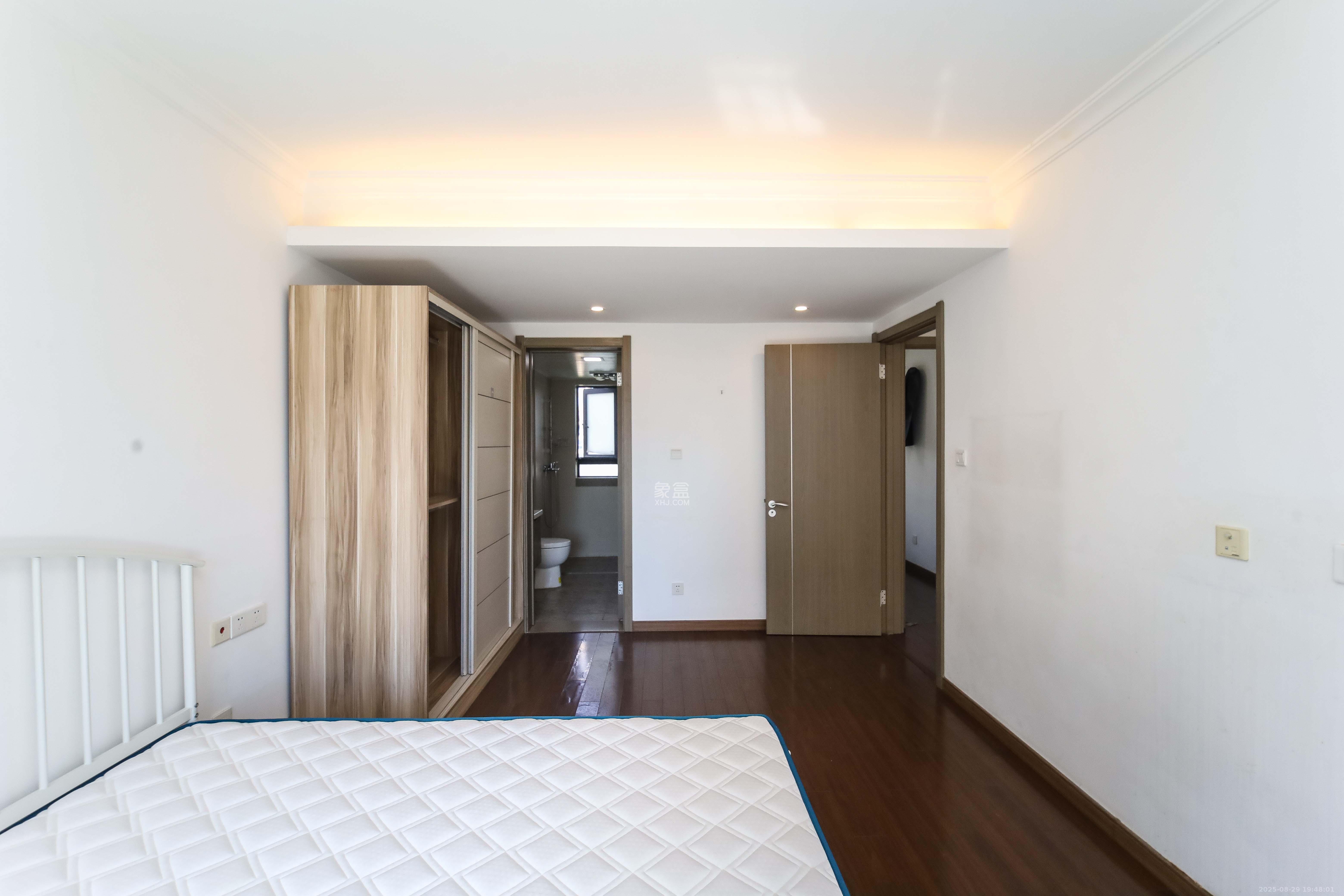 万科金域蓝湾  4室2厅2卫    180.0万卧室