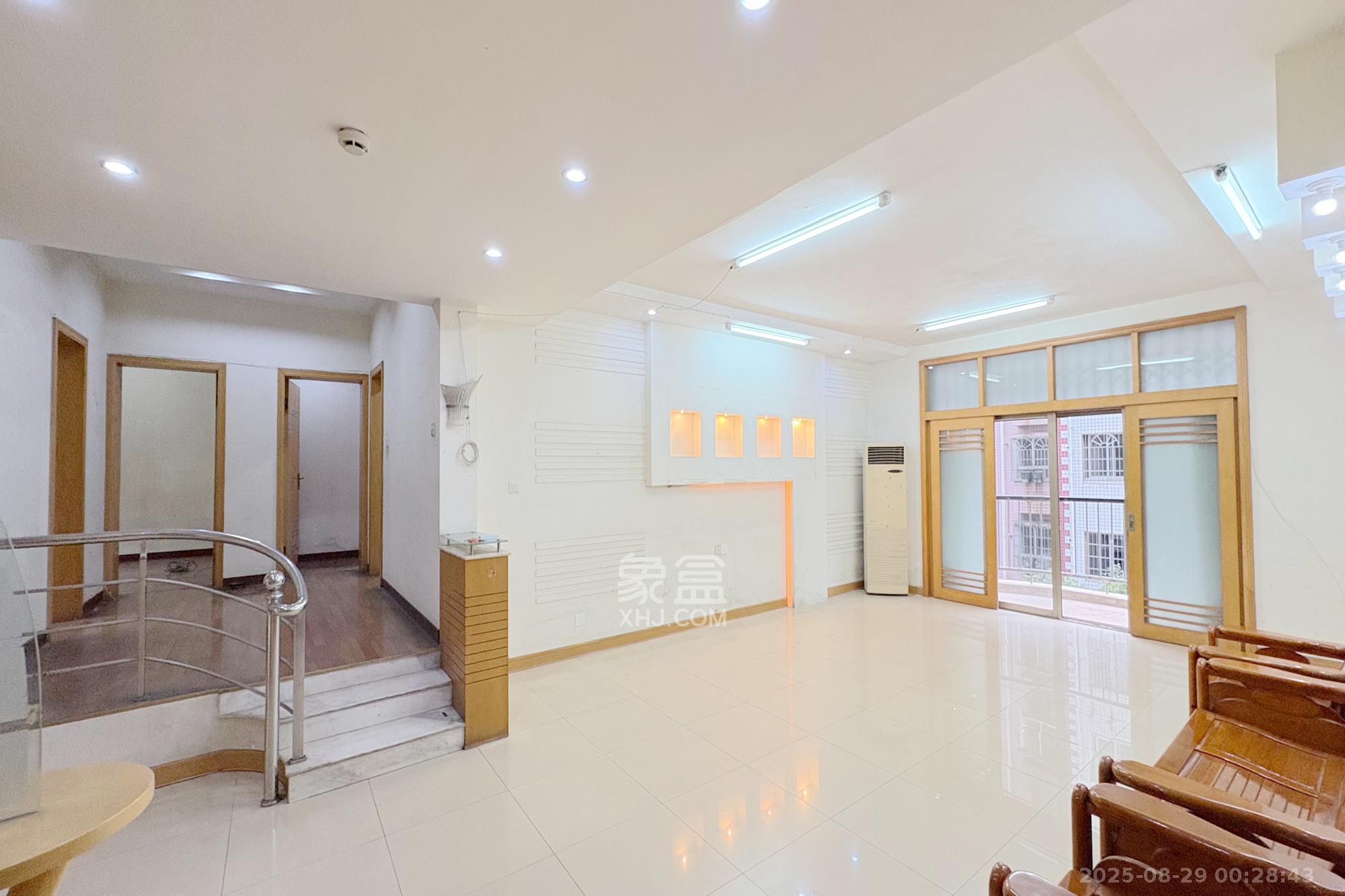 泰时新雅园  4室2厅2卫    108.0万客厅