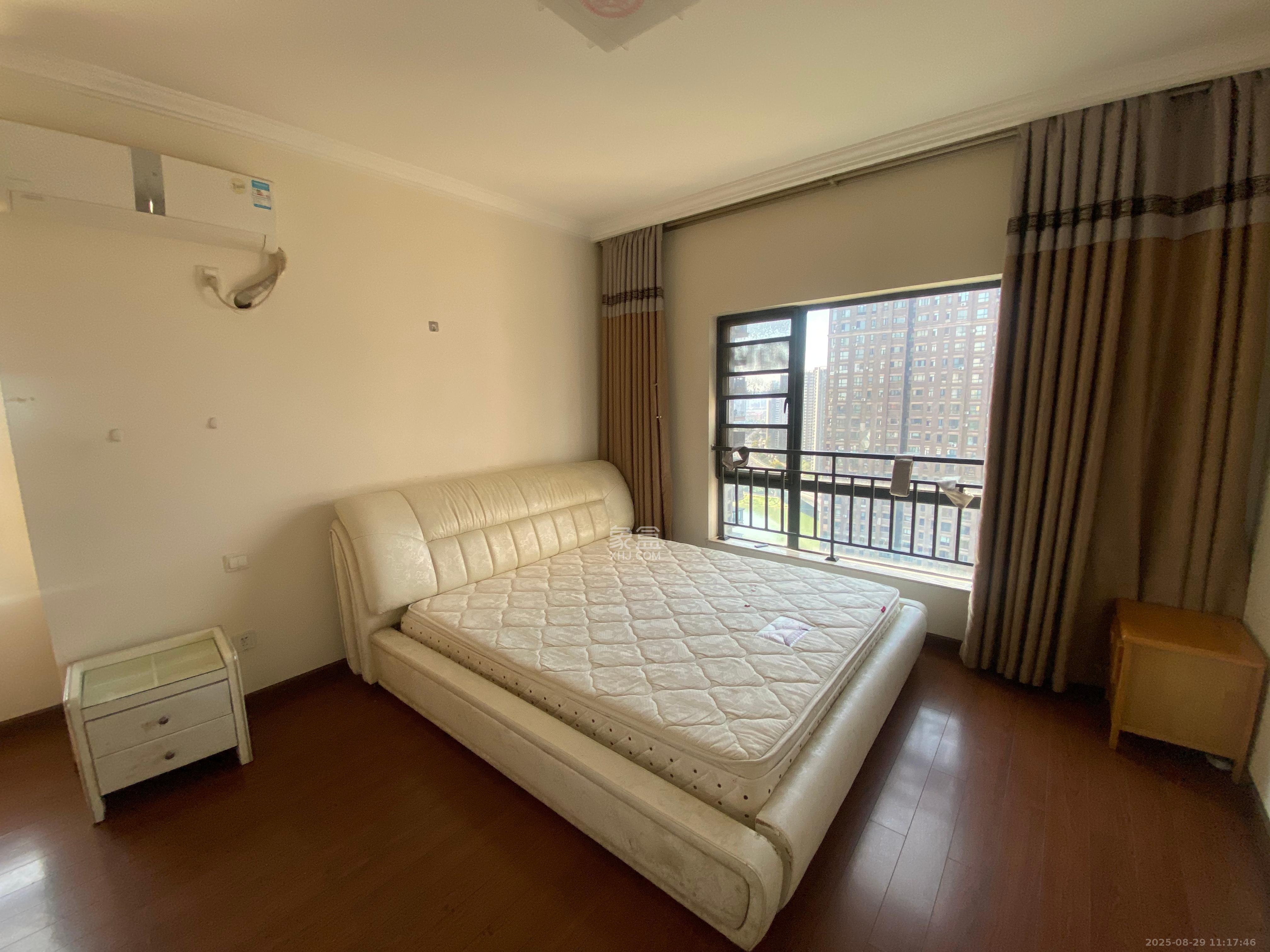 双湾国际(湘江御景花园) 3室2厅2卫 2000.0元/月 双湾国际(湘江御景花园) 3室2厅2卫 2000.0元/月室内图