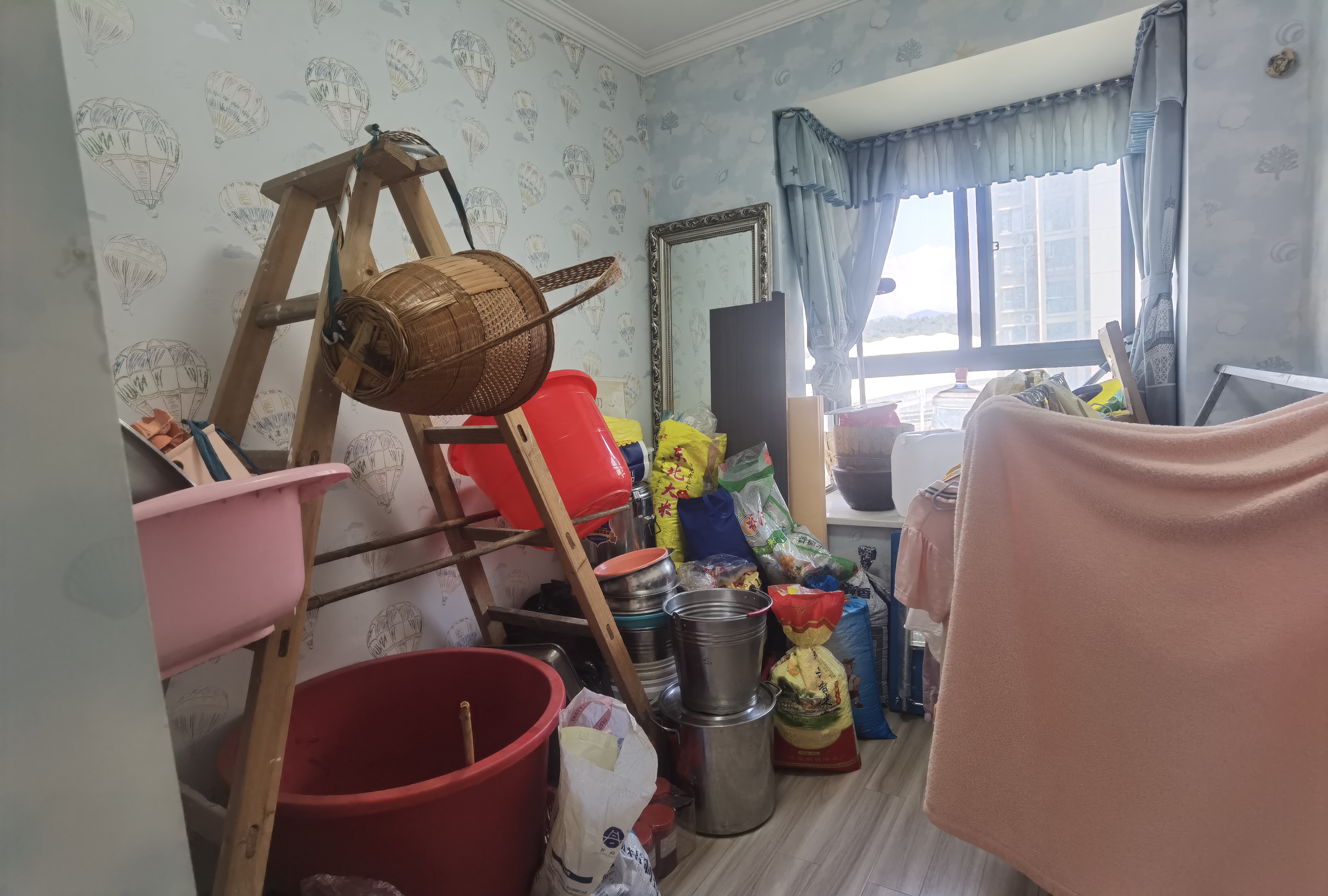 丽景天下一期  4室2厅2卫   78.00万客厅
