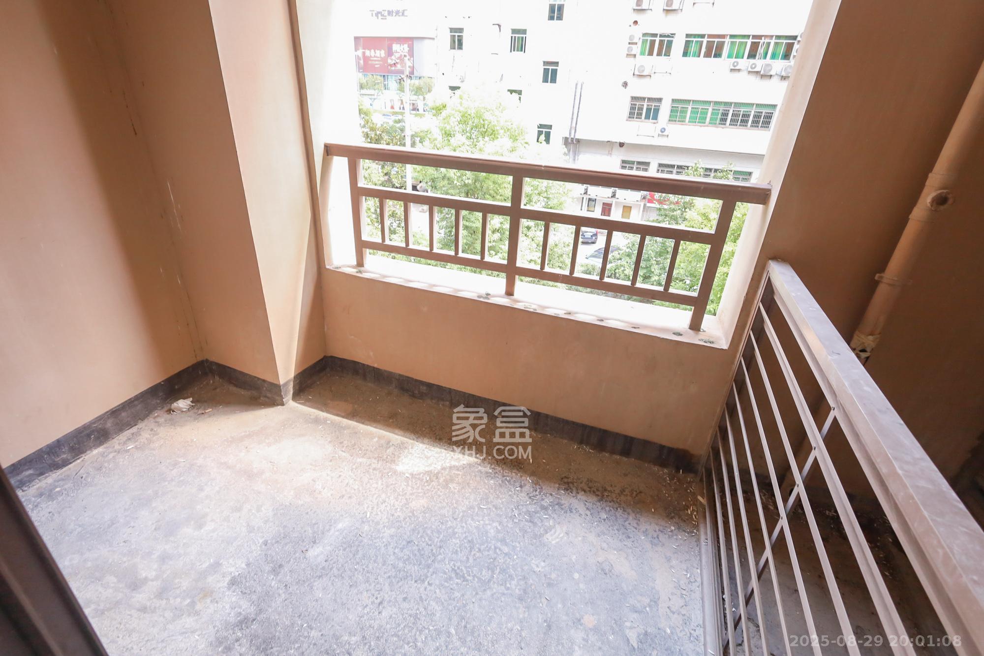 世茂铂翠湾二期 4室2厅2卫 200.0万 世茂铂翠湾二期 4室2厅2卫 200.0万阳台