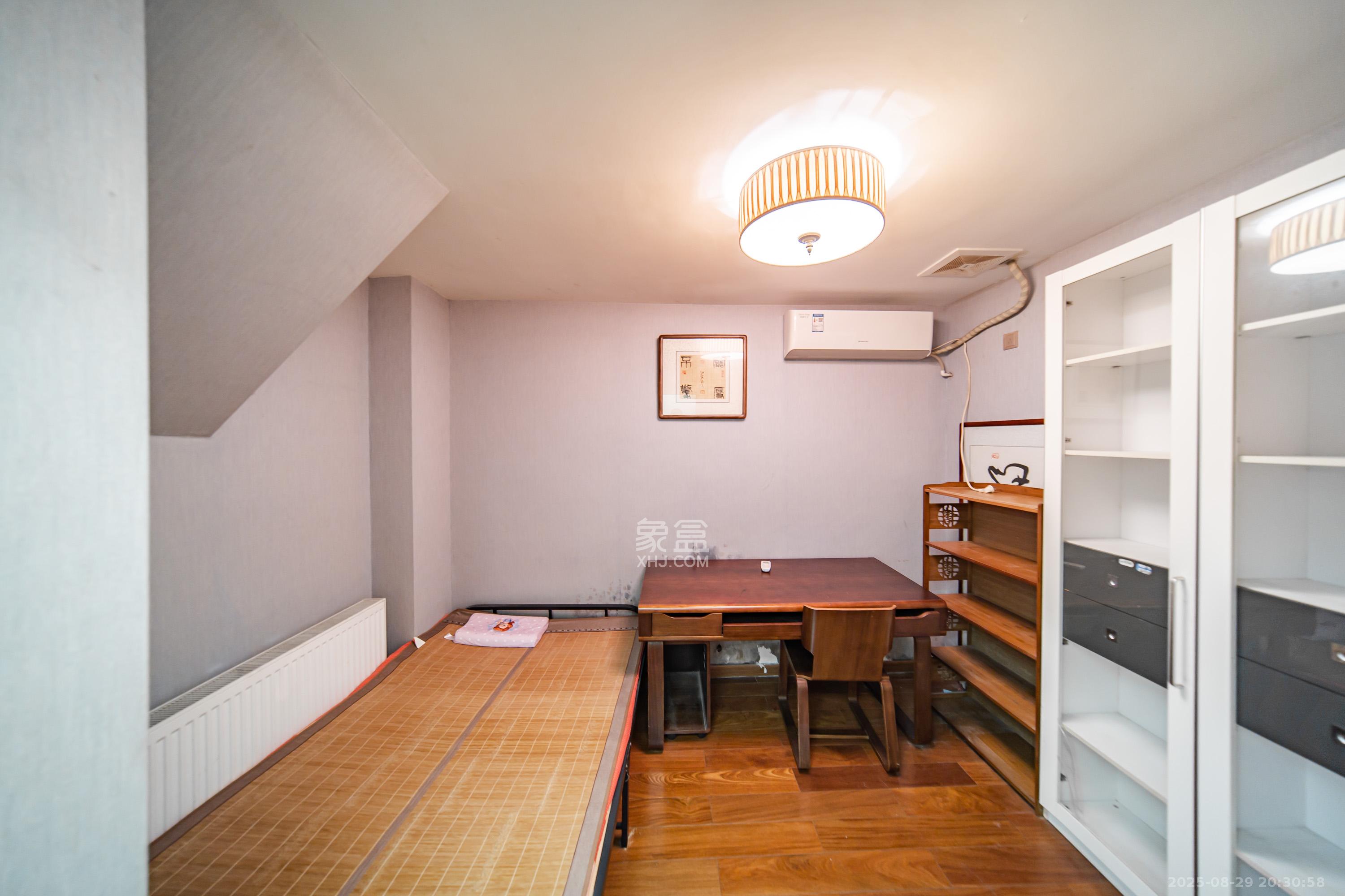 阳光100二期  5室2厅3卫    120.0万 阳光100二期  5室2厅3卫    120.0万卧室