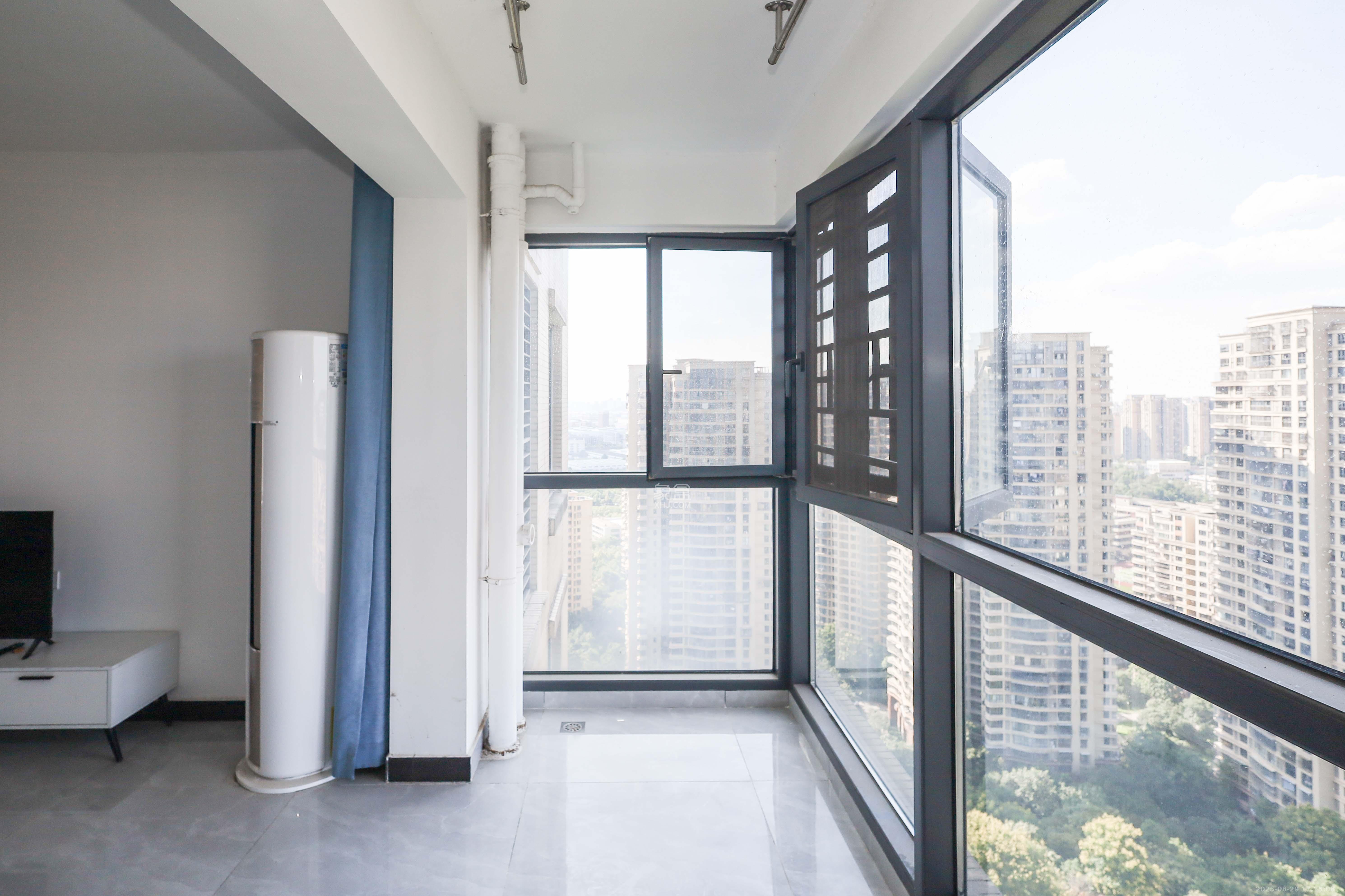 保利麓谷林语B区  3室2厅2卫    110.0万阳台