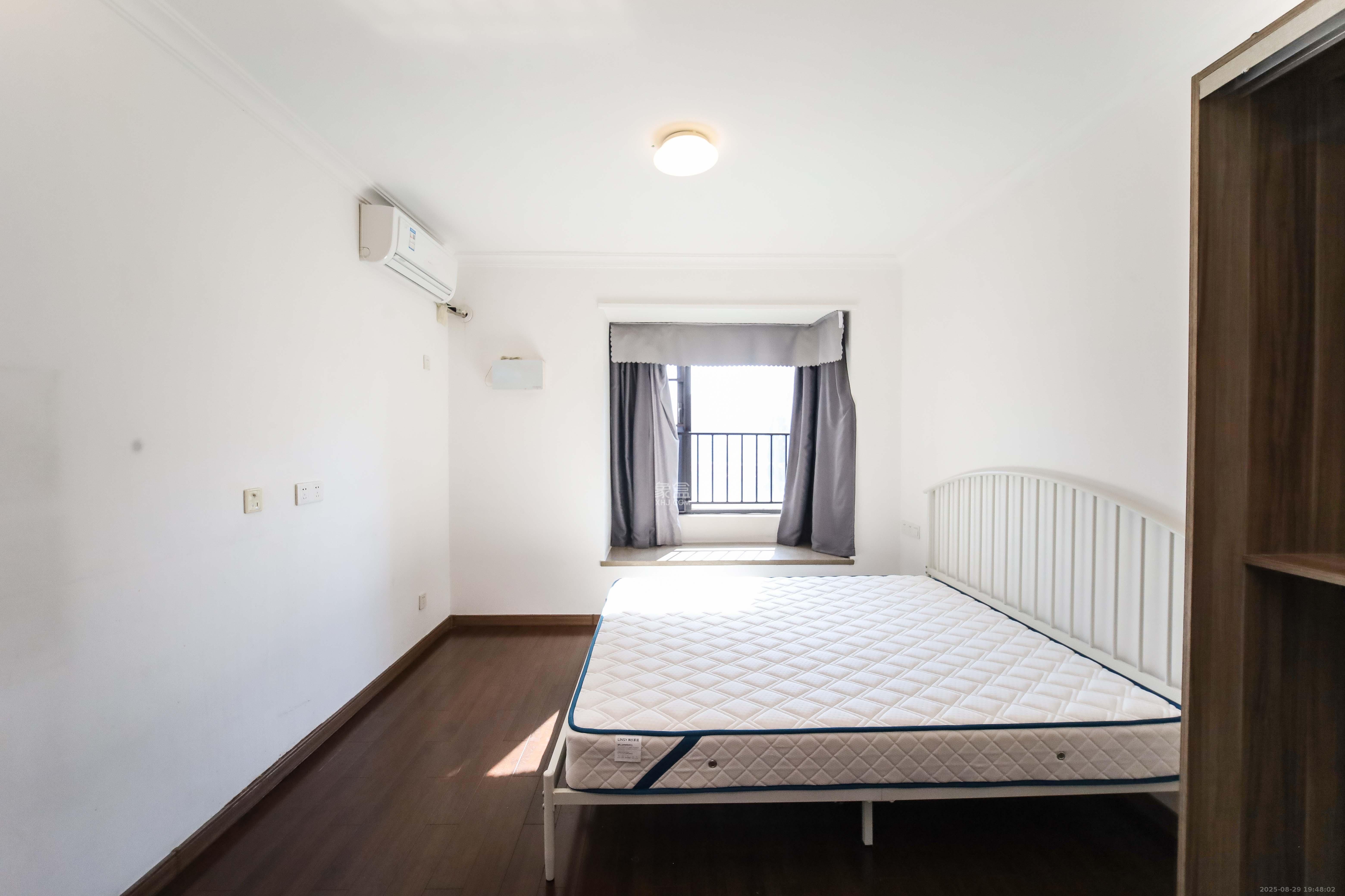 万科金域蓝湾  4室2厅2卫    180.0万卧室