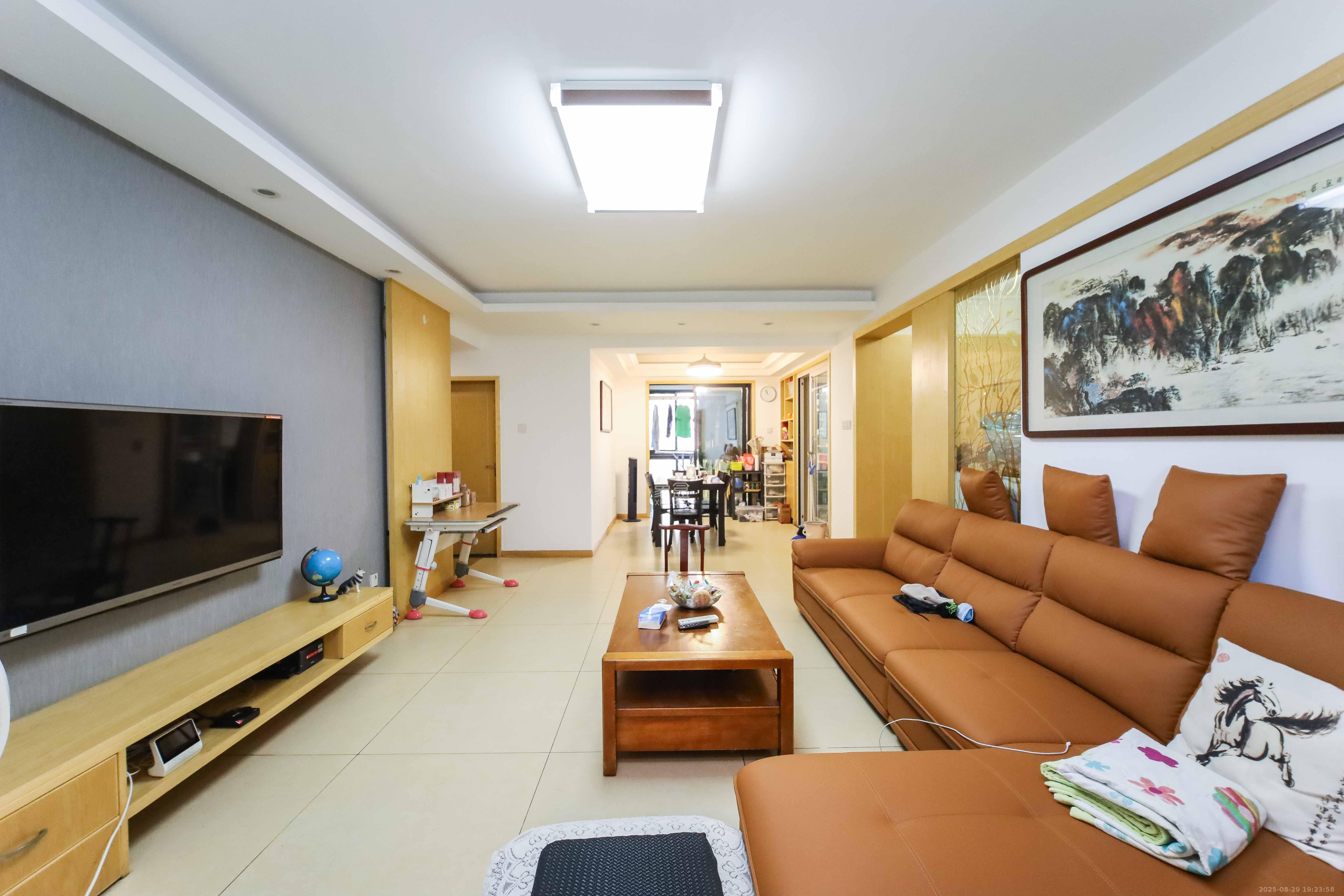 长房白沙湾  3室2厅2卫    139.0万 长房白沙湾  3室2厅2卫    139.0万客厅