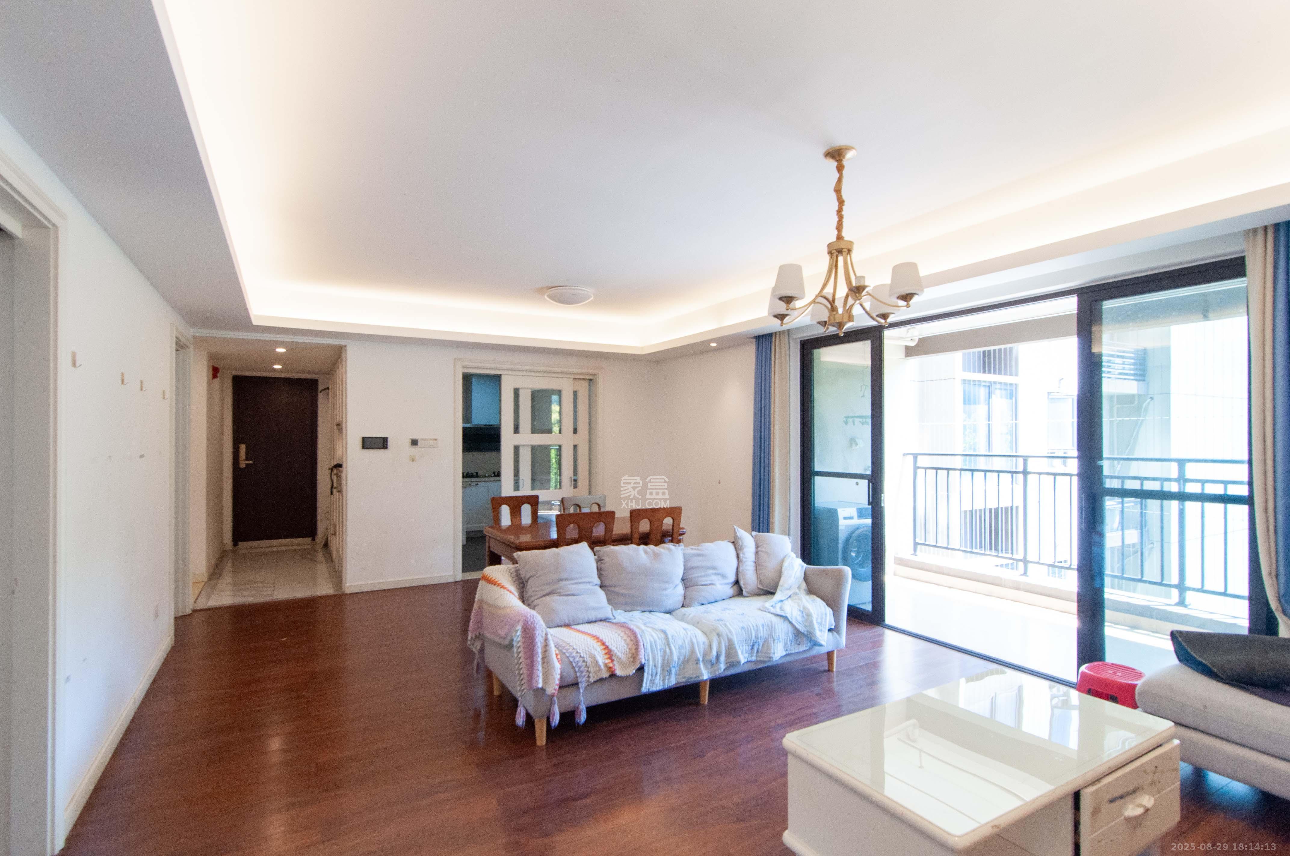 万科里梅溪郡  4室2厅2卫    205.0万客厅