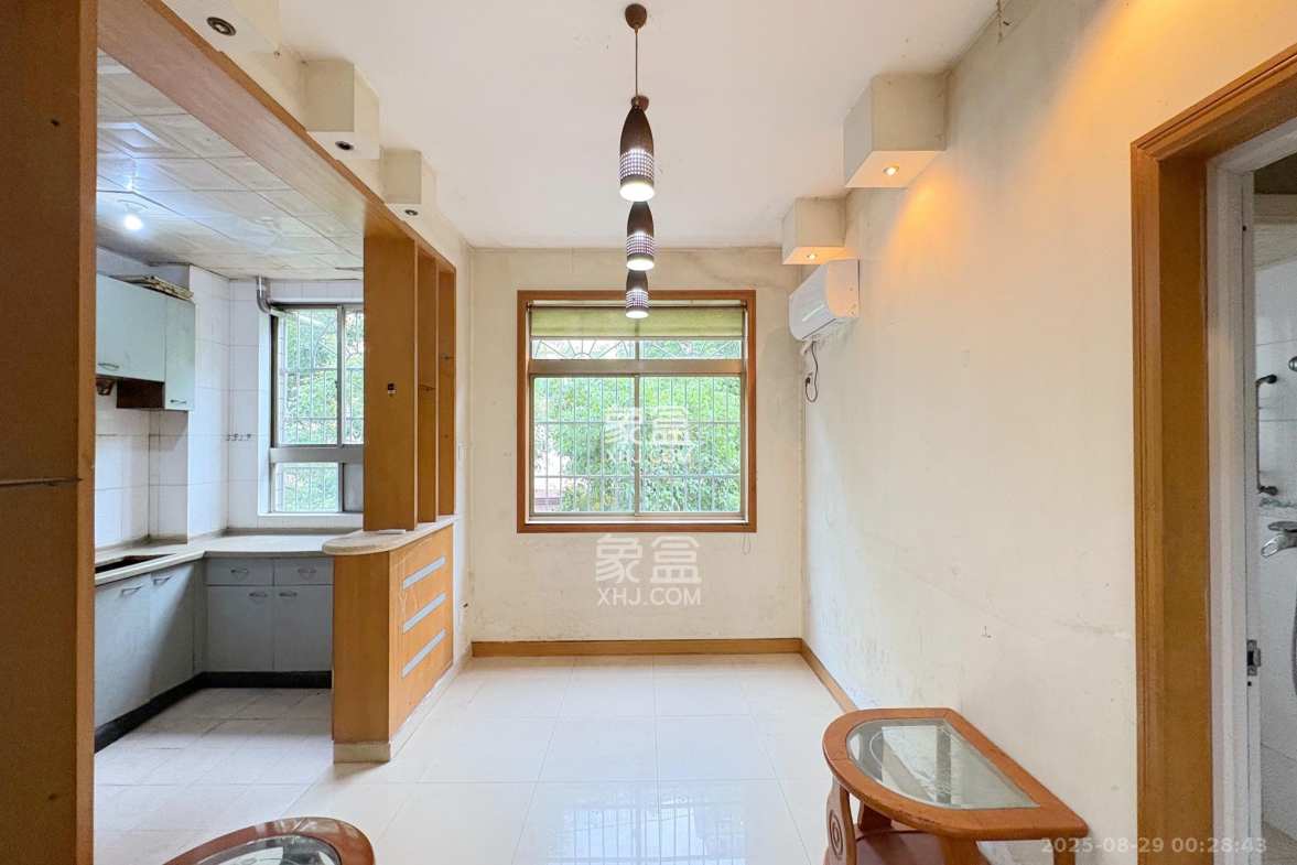 泰时新雅园  4室2厅2卫    108.0万 泰时新雅园  4室2厅2卫    108.0万客厅