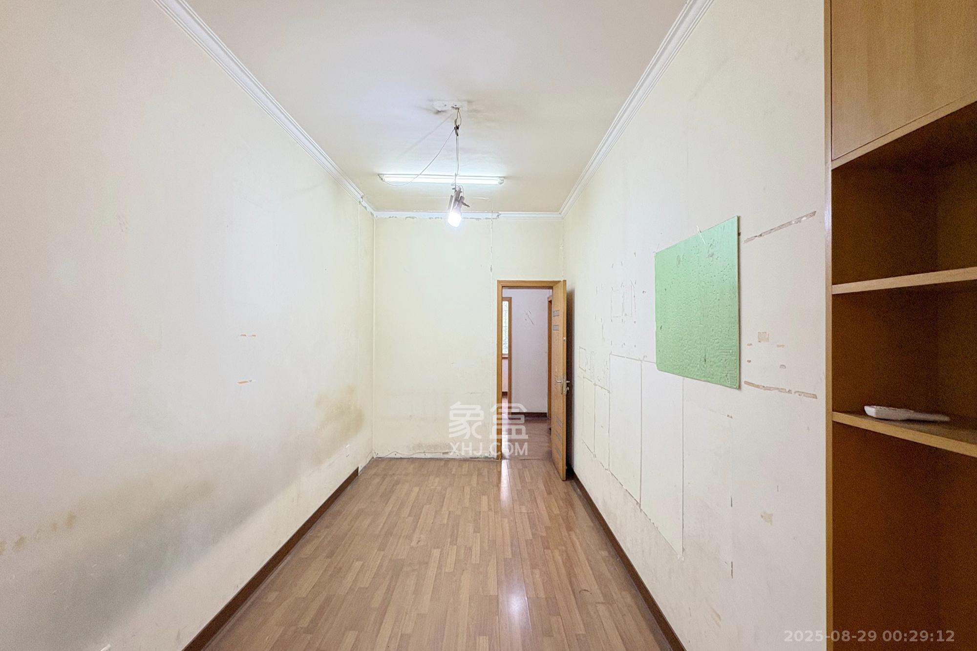 泰时新雅园  4室2厅2卫    108.0万卧室