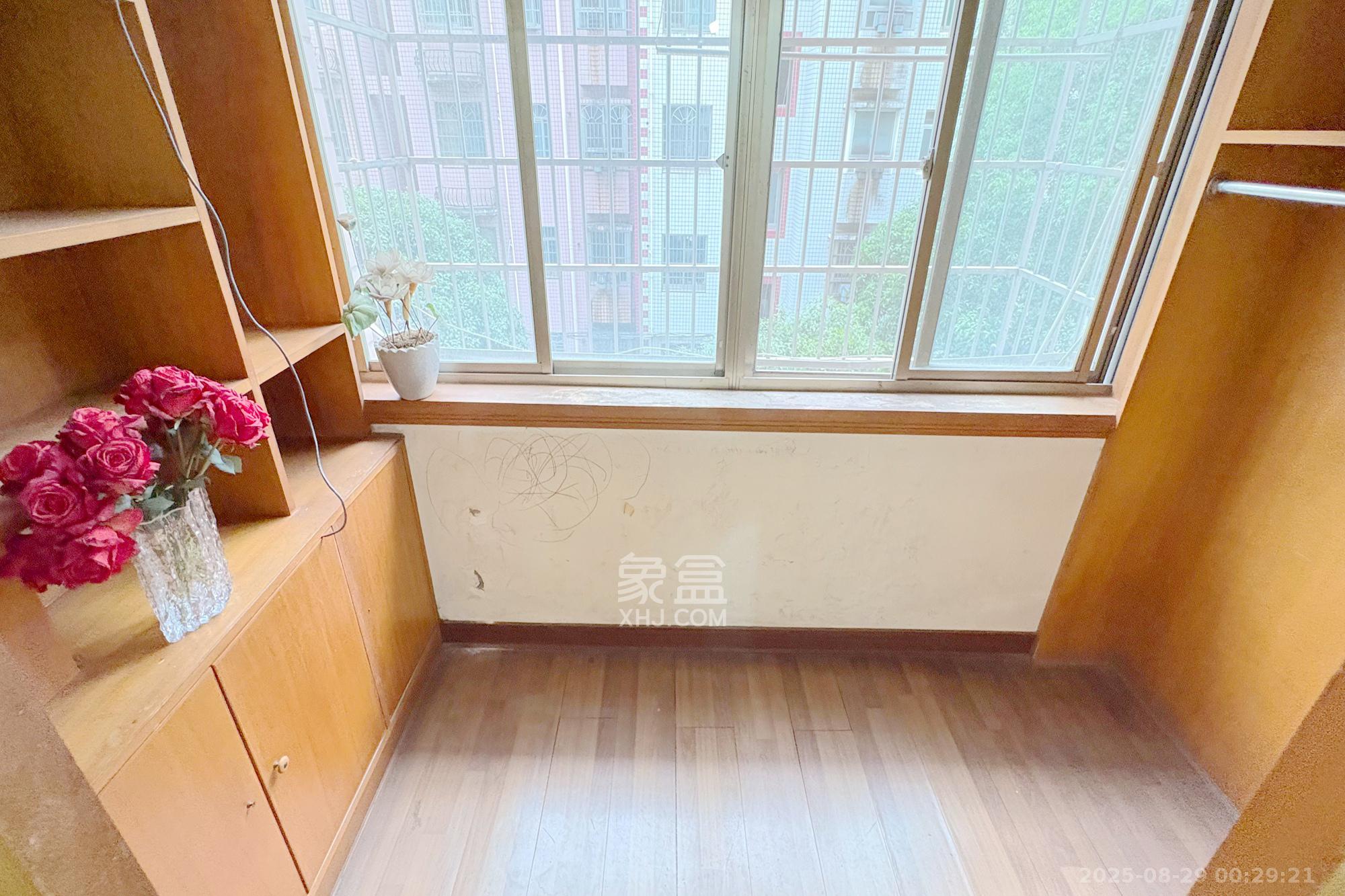 泰时新雅园  4室2厅2卫    108.0万阳台