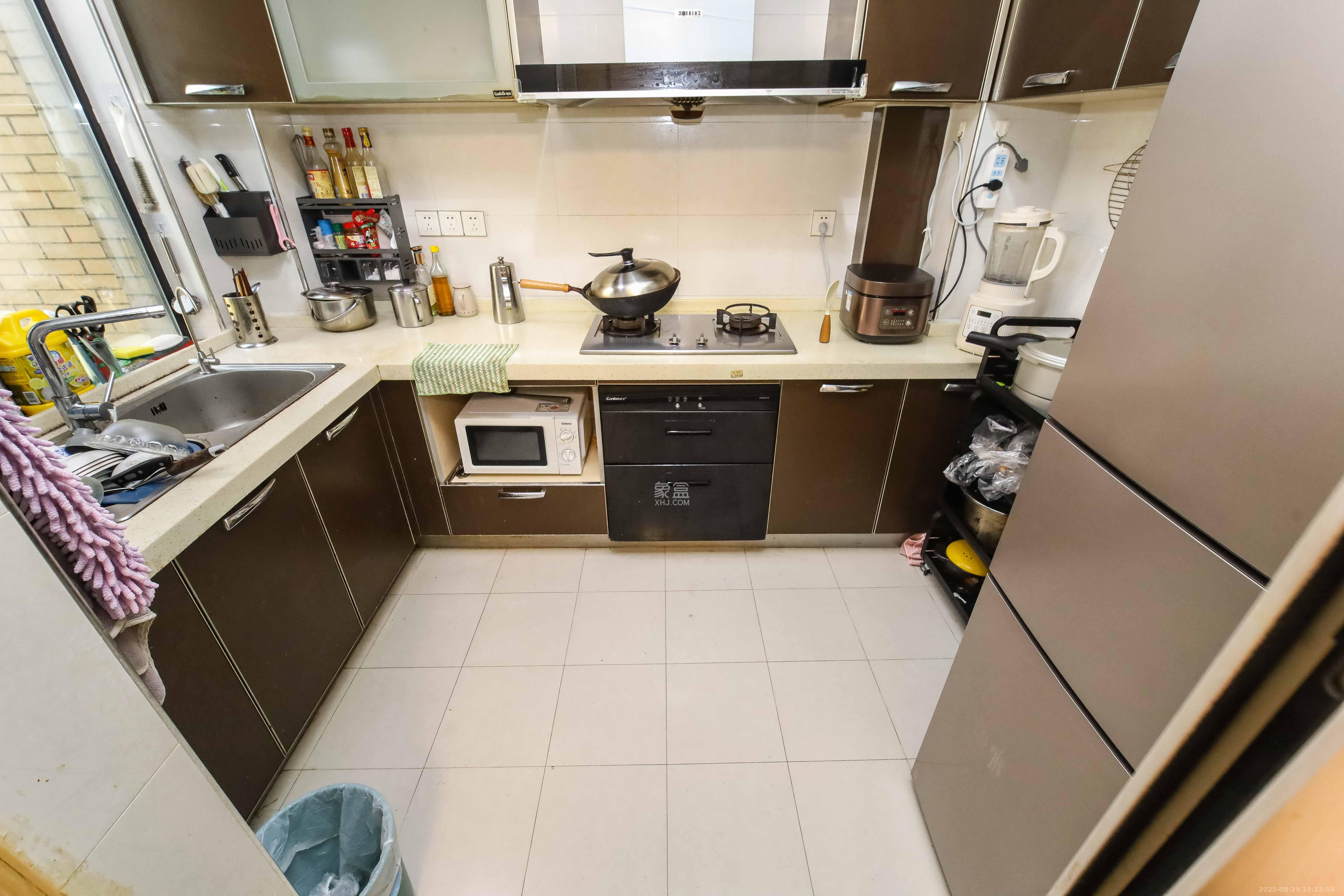 长房白沙湾  3室2厅2卫    139.0万 长房白沙湾  3室2厅2卫    139.0万厨房