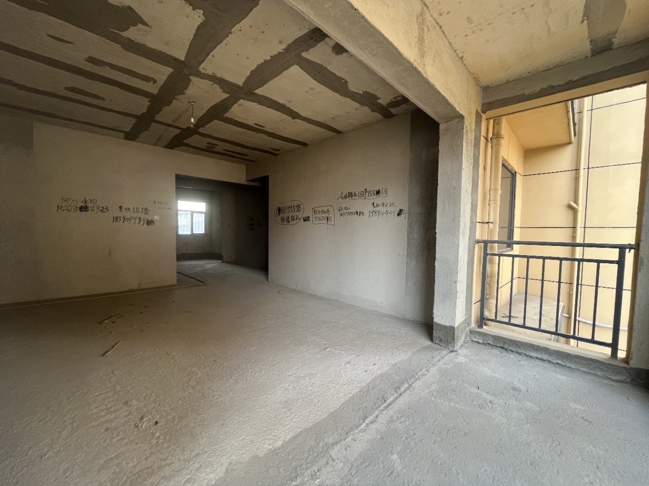 珠山鑫园  4室2厅2卫    63.8万 珠山鑫园  4室2厅2卫    63.8万客厅