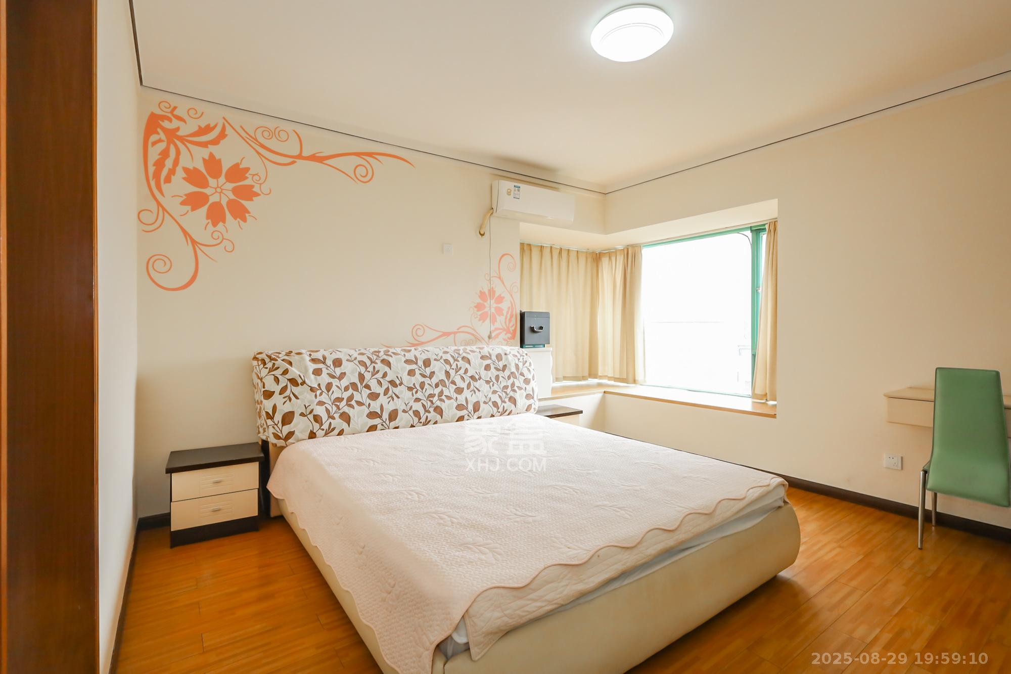 景秀江山  4室2厅2卫    145.0万 景秀江山  4室2厅2卫    145.0万卧室