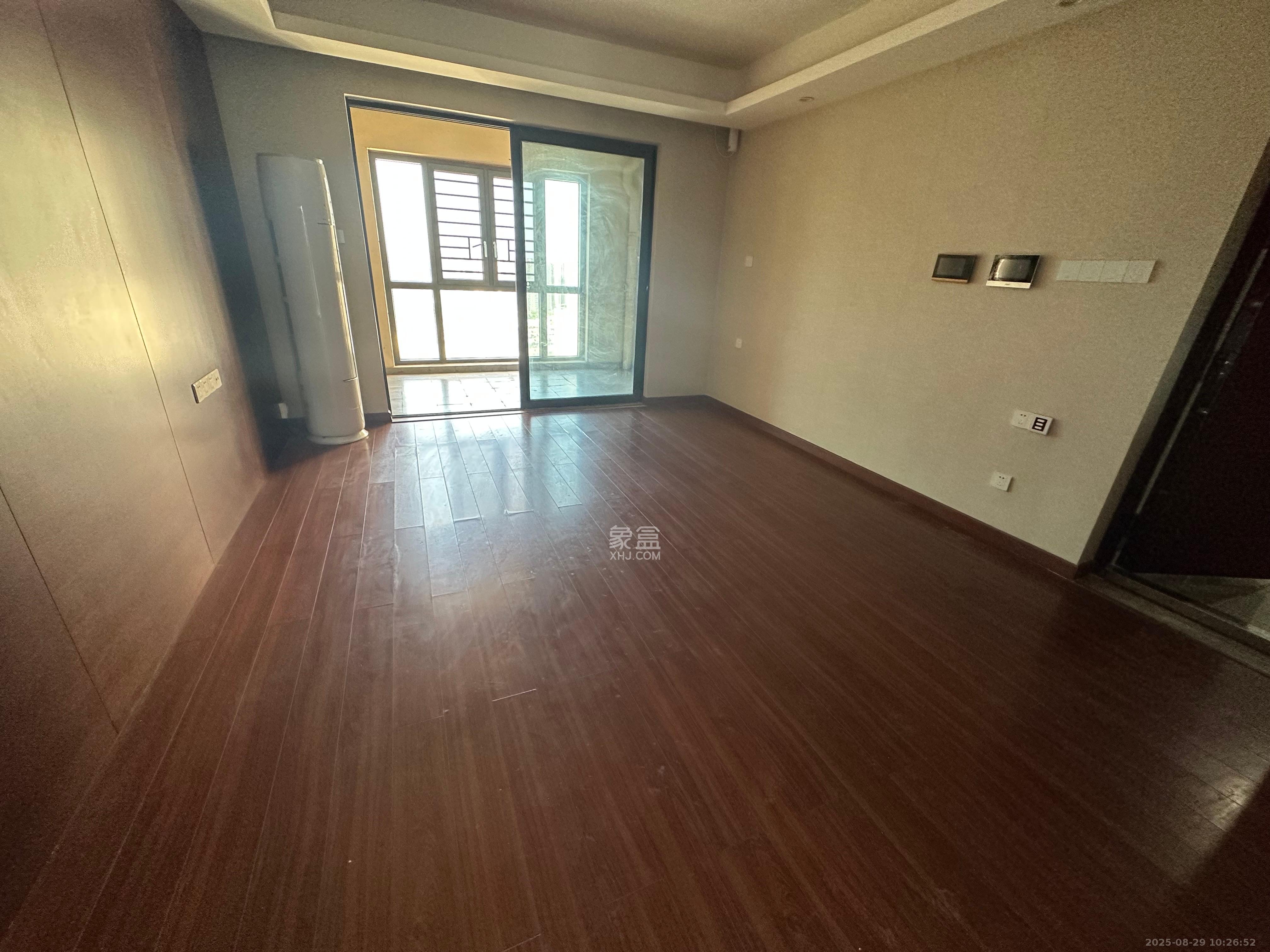 荣泰广场 3室2厅2卫 2000.0元/月 荣泰广场 3室2厅2卫 2000.0元/月室内图