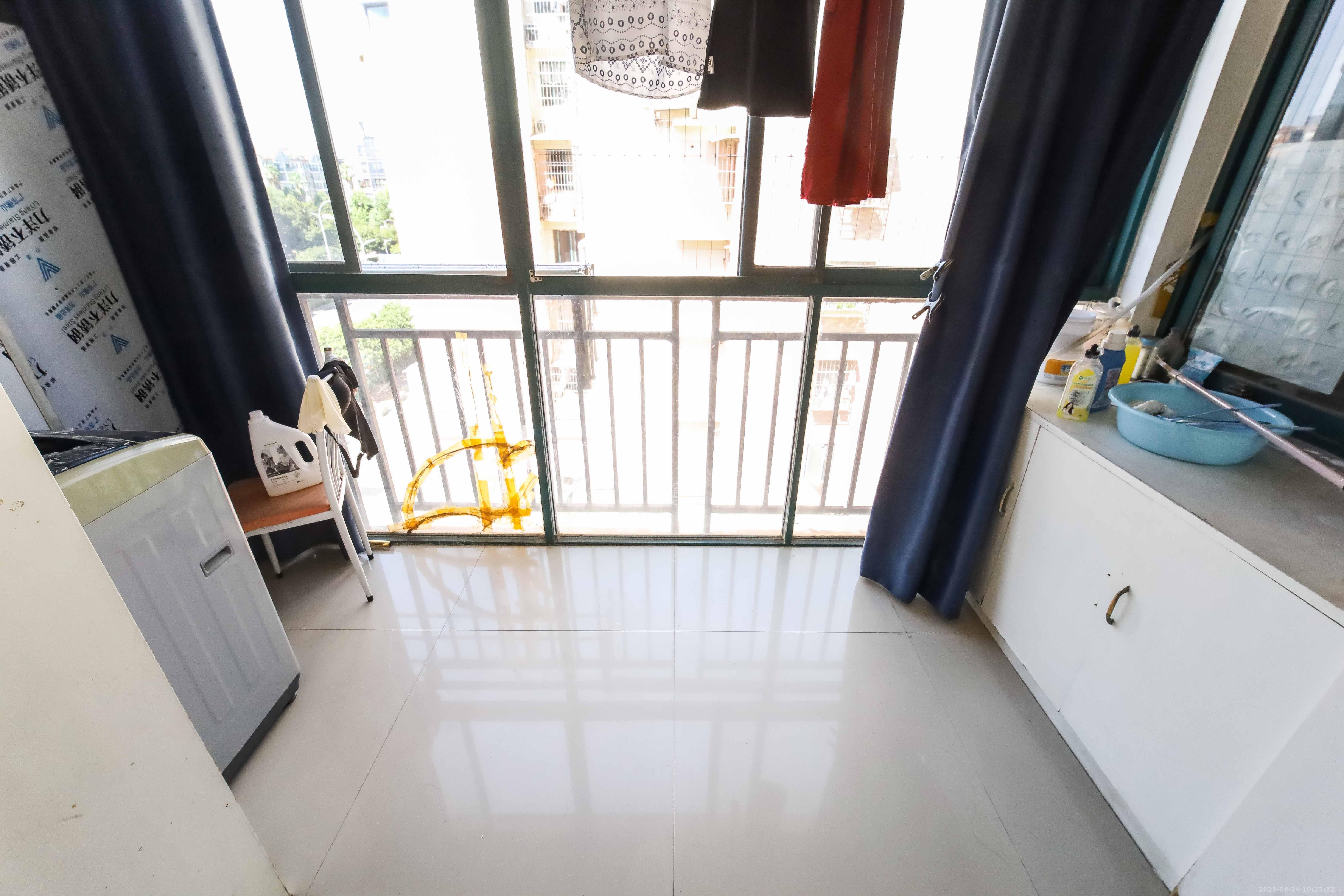 东方新城 2室2厅1卫 63.0万 东方新城 2室2厅1卫 63.0万阳台