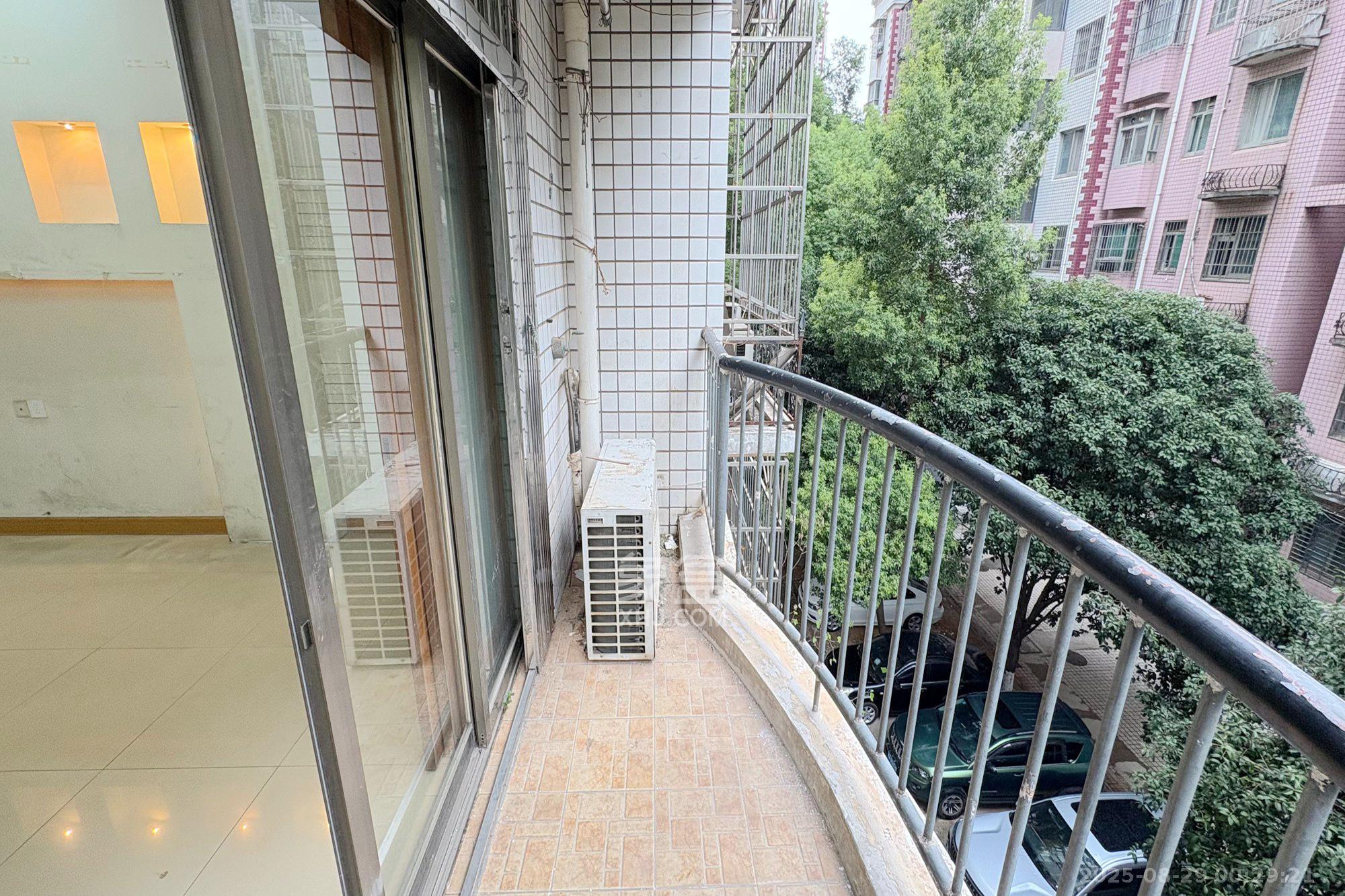 泰时新雅园  4室2厅2卫    108.0万阳台