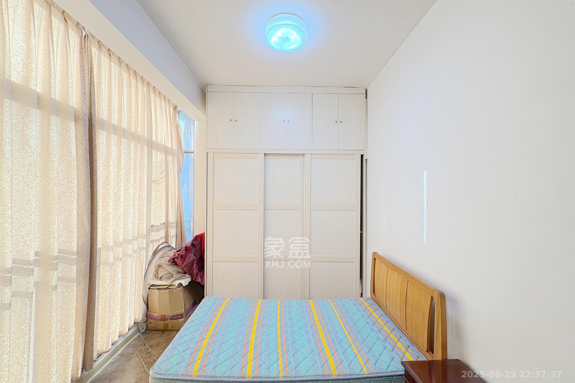 向阳门第  4室2厅2卫   225.00万其他