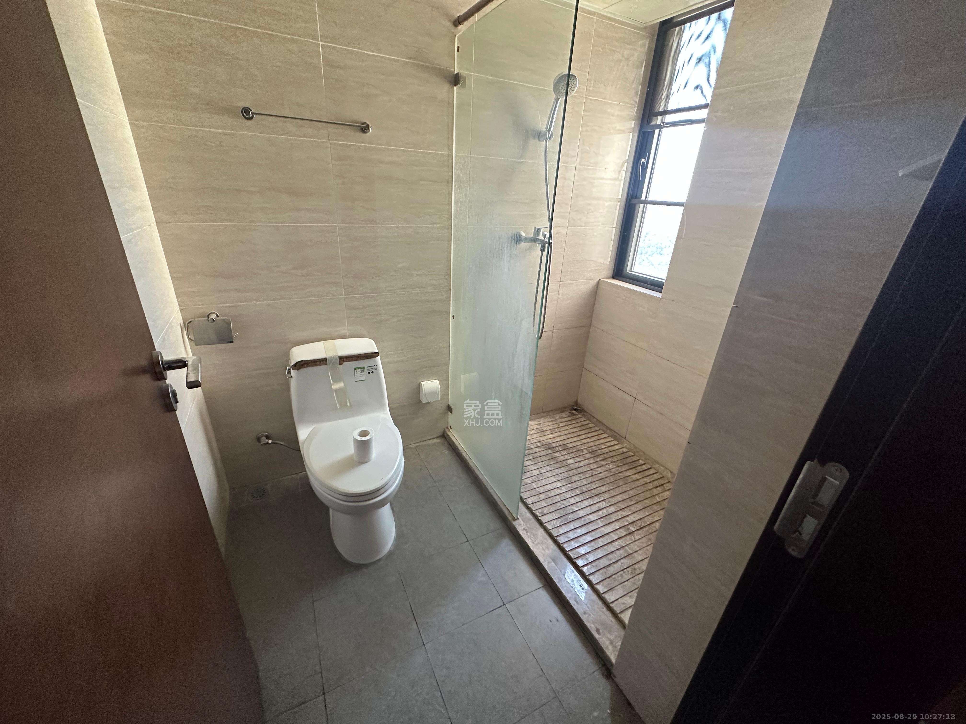 荣泰广场 3室2厅2卫 2000.0元/月 荣泰广场 3室2厅2卫 2000.0元/月室内图