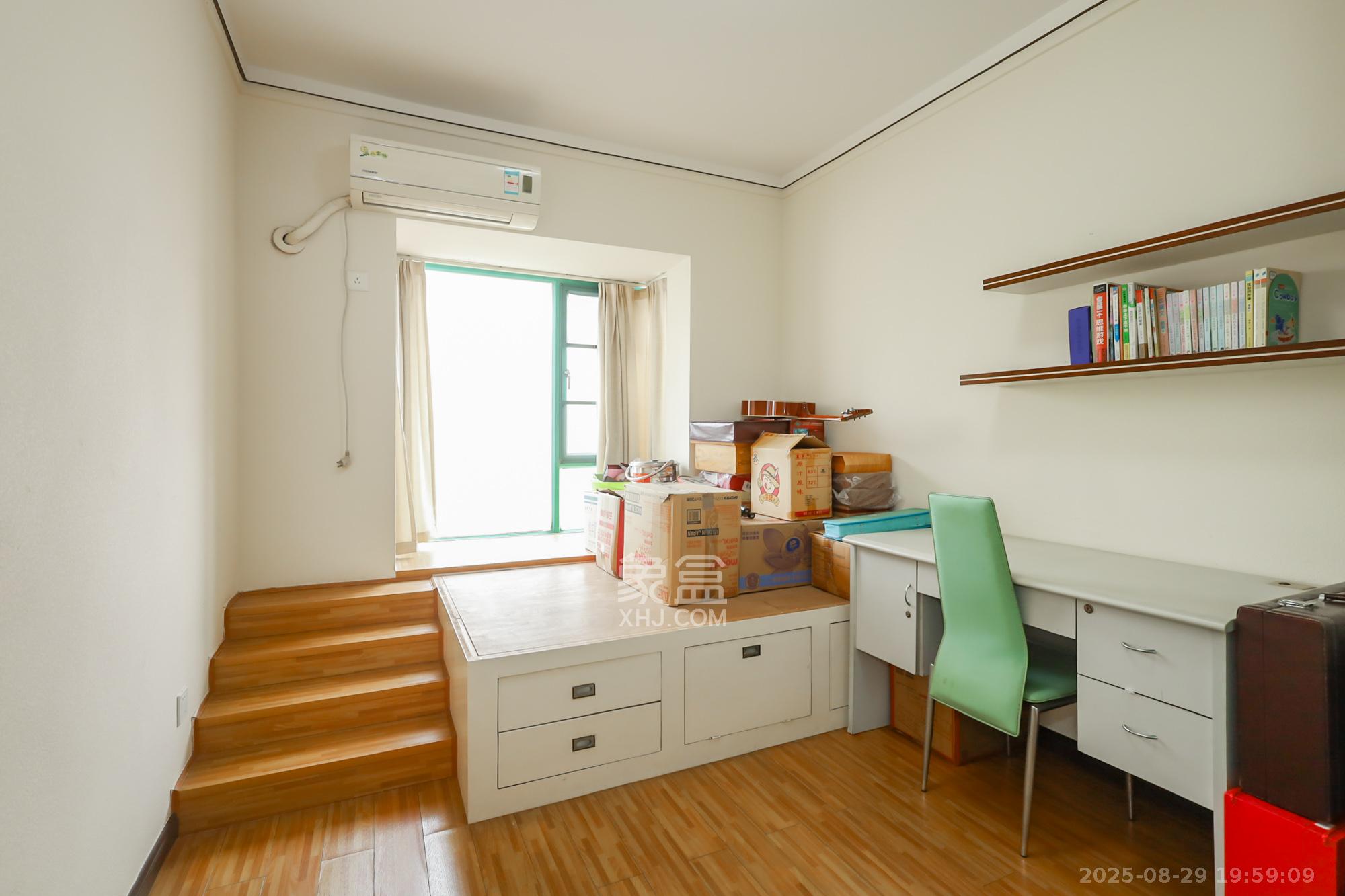 景秀江山  4室2厅2卫    145.0万 景秀江山  4室2厅2卫    145.0万卧室