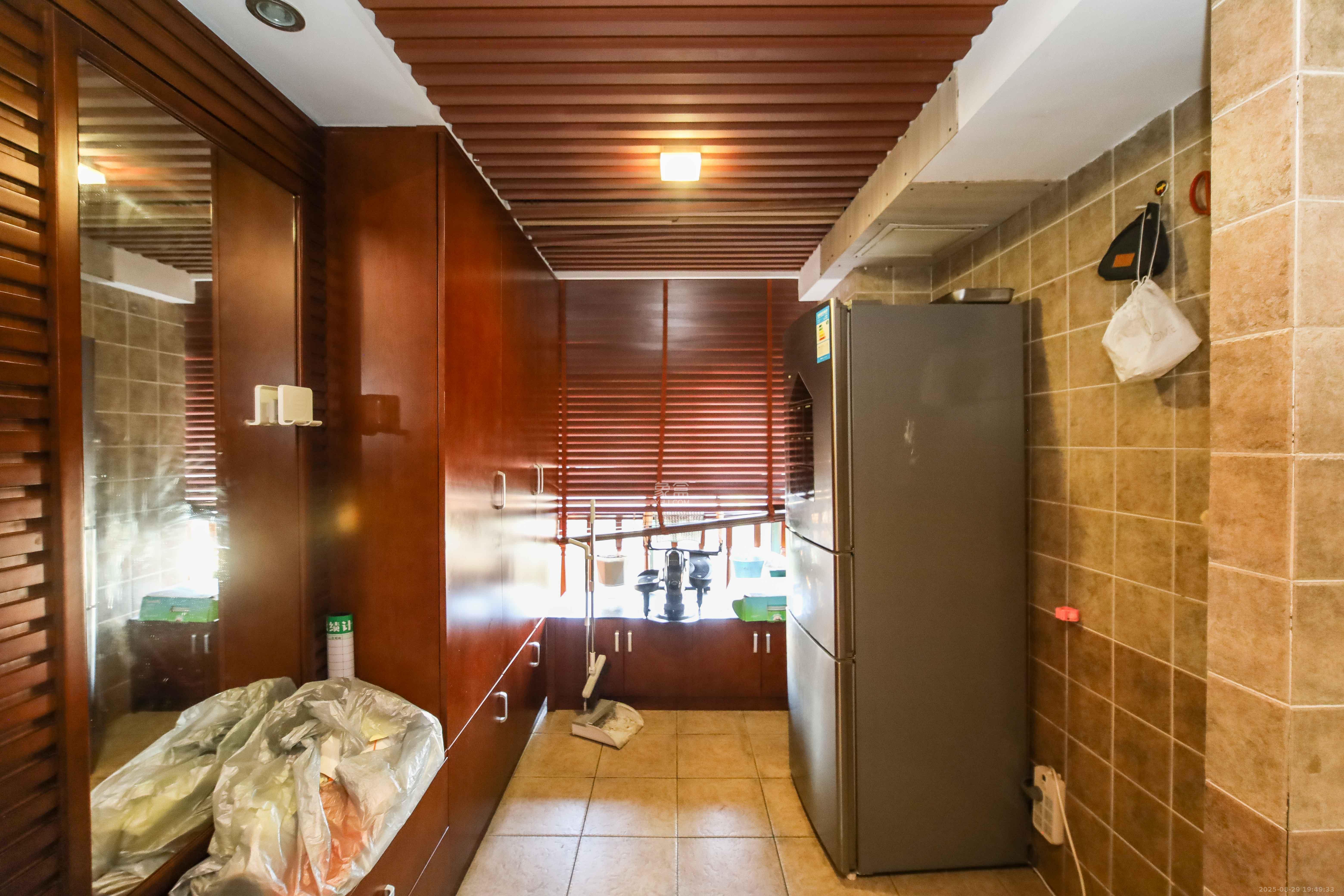 东来苑  4室2厅2卫    145.0万其他