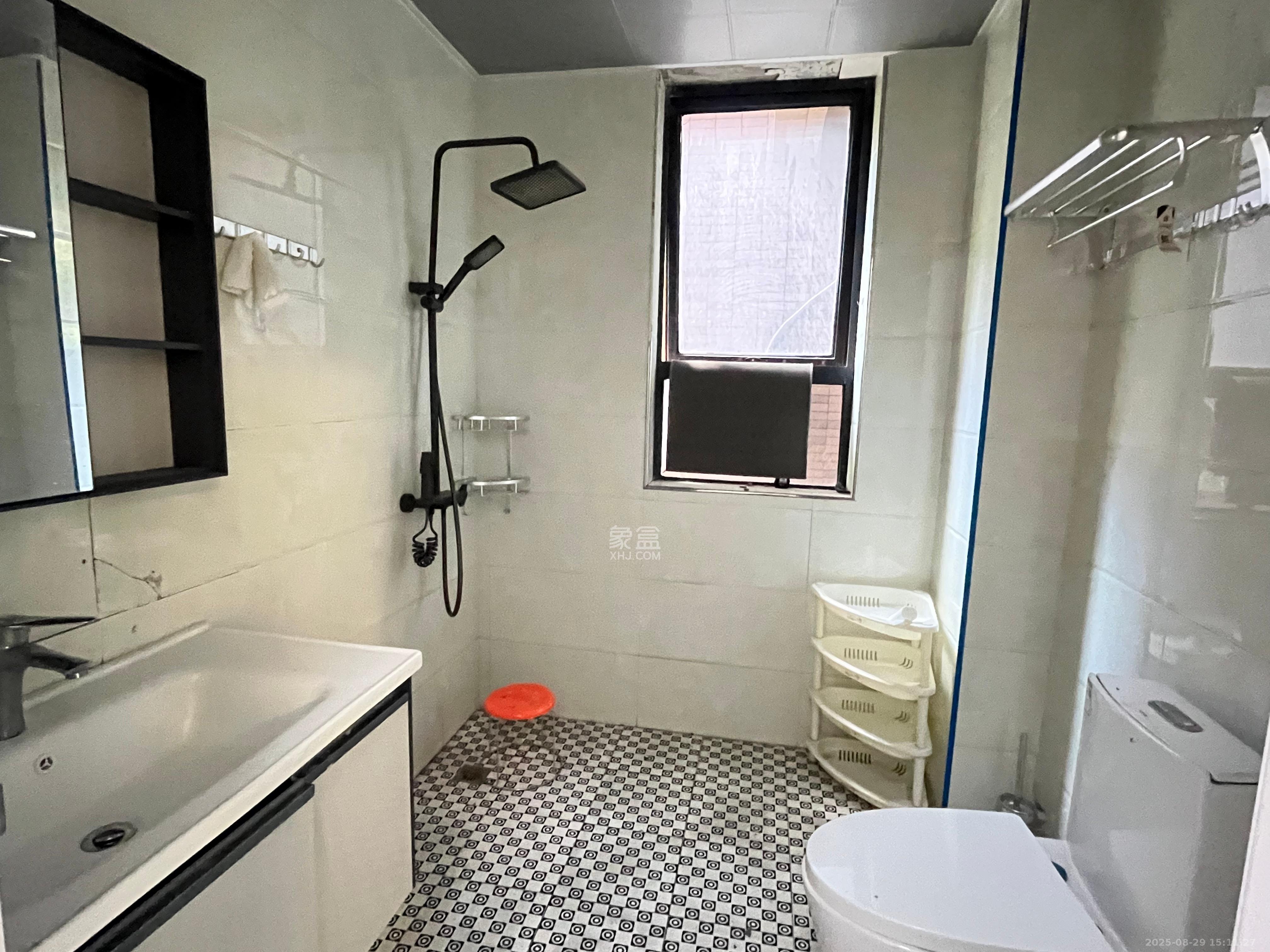 三一街区  3室2厅2卫    2000.0元/月室内图