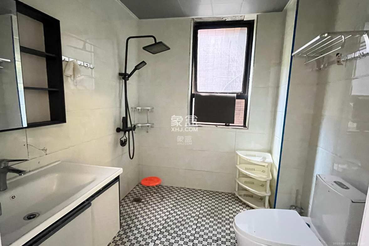 三一街区 3室2厅2卫 2000.0元/月 三一街区 3室2厅2卫 2000.0元/月室内图