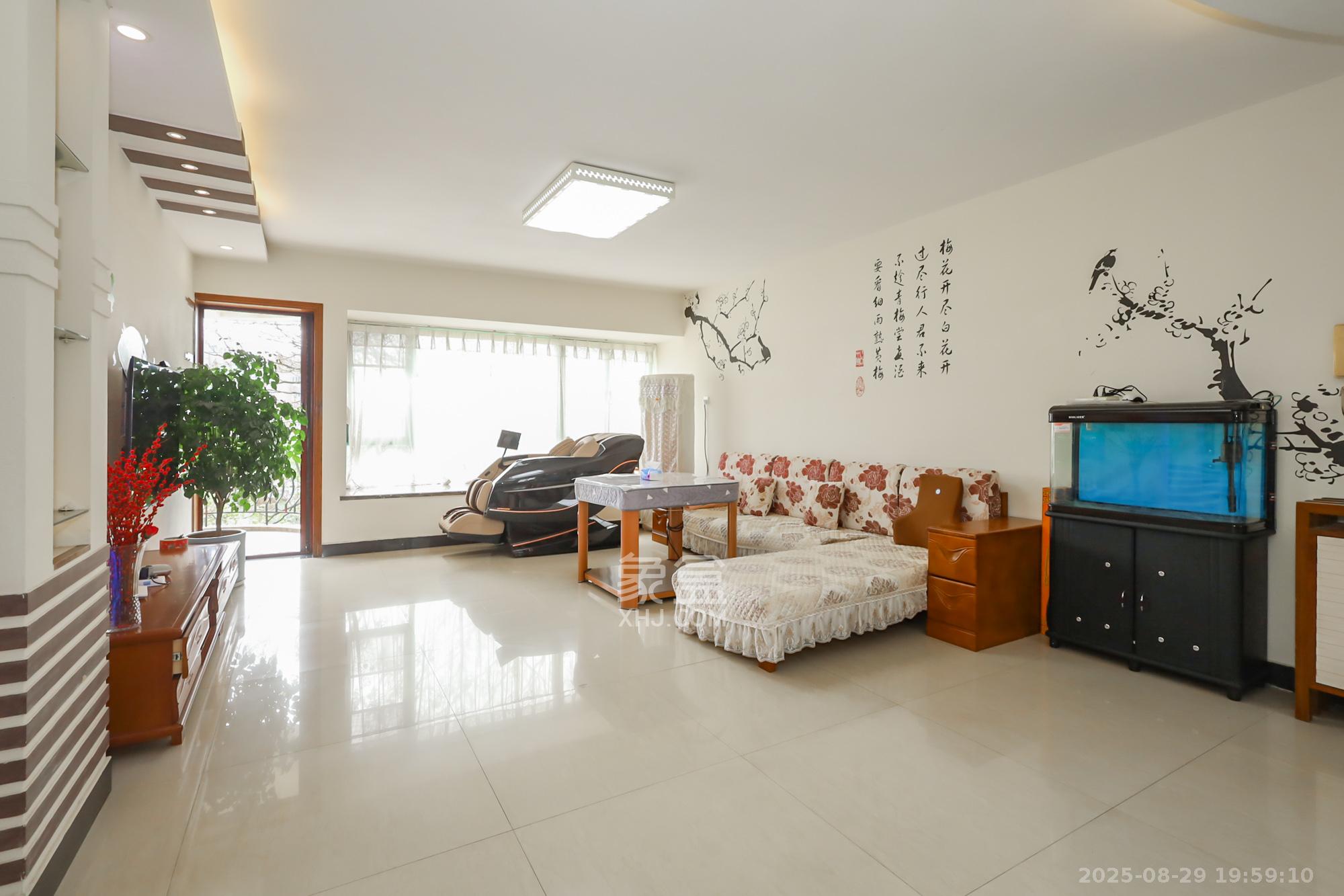 景秀江山  4室2厅2卫    145.0万 景秀江山  4室2厅2卫    145.0万客厅