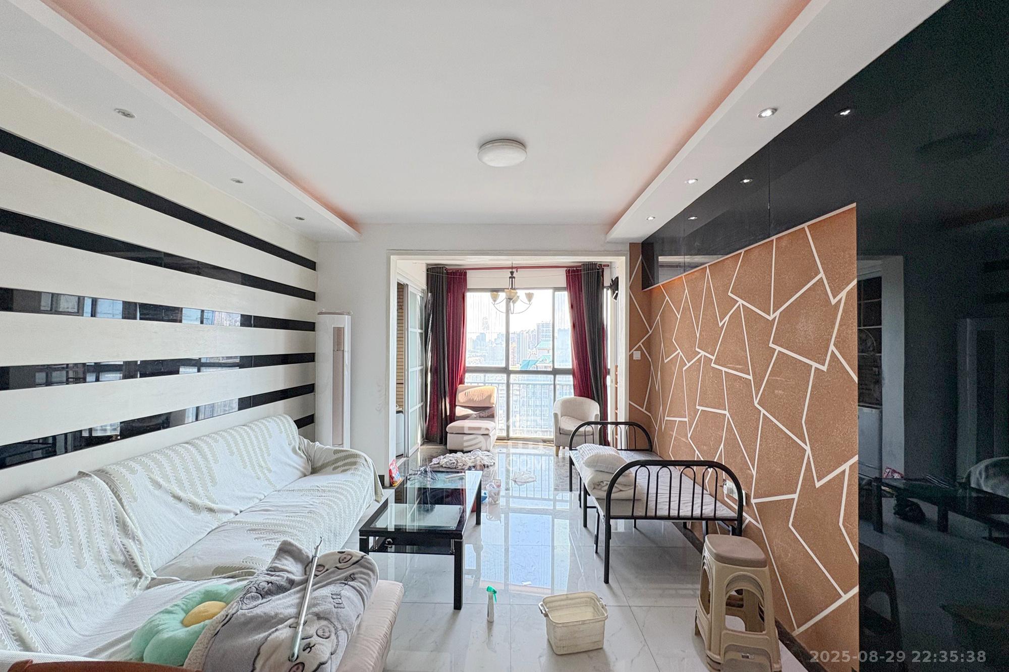 融圣国际  1室2厅1卫    165.0万 融圣国际  1室2厅1卫    165.0万客厅