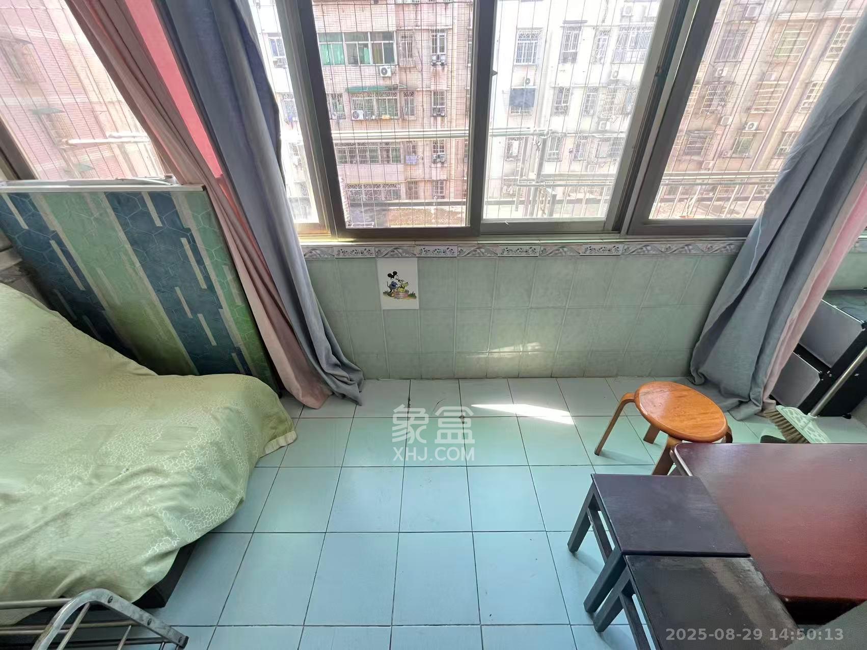 芙蓉区教育局学生校服服务部宿舍 2室2厅1卫 1500.0元/月 芙蓉区教育局学生校服服务部宿舍 2室2厅1卫 1500.0元/月室内图