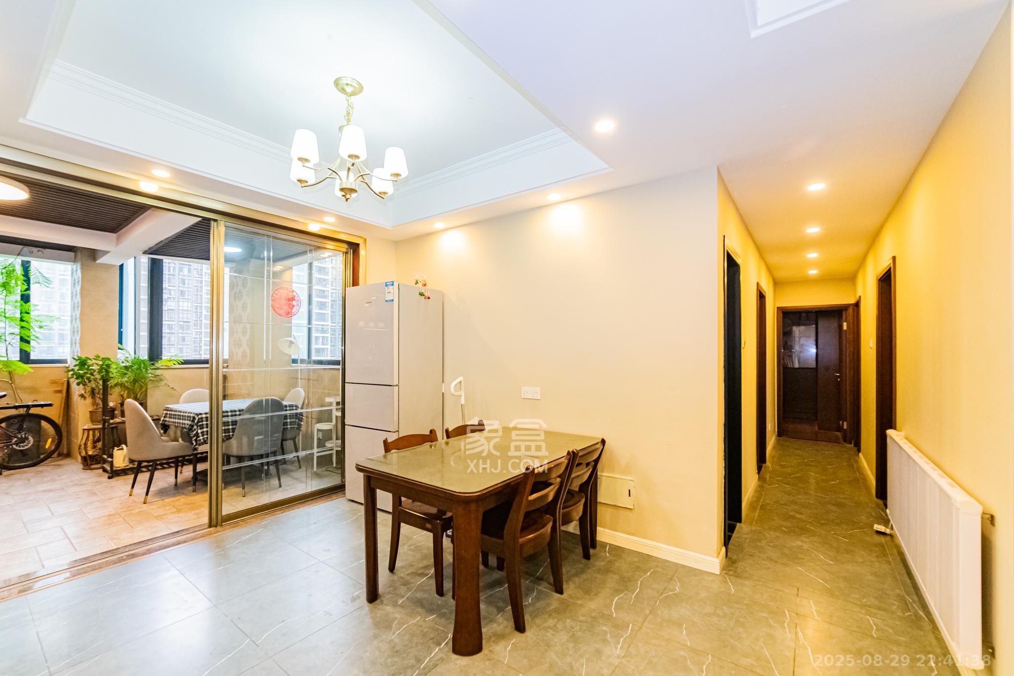 湘江世纪城鸿江苑 4室2厅2卫 150.0万 湘江世纪城鸿江苑 4室2厅2卫 150.0万客厅