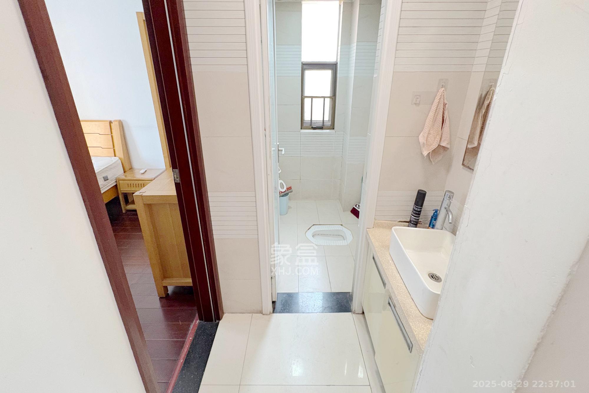 向阳门第  4室2厅2卫    225.0万 向阳门第  4室2厅2卫    225.0万卫生间