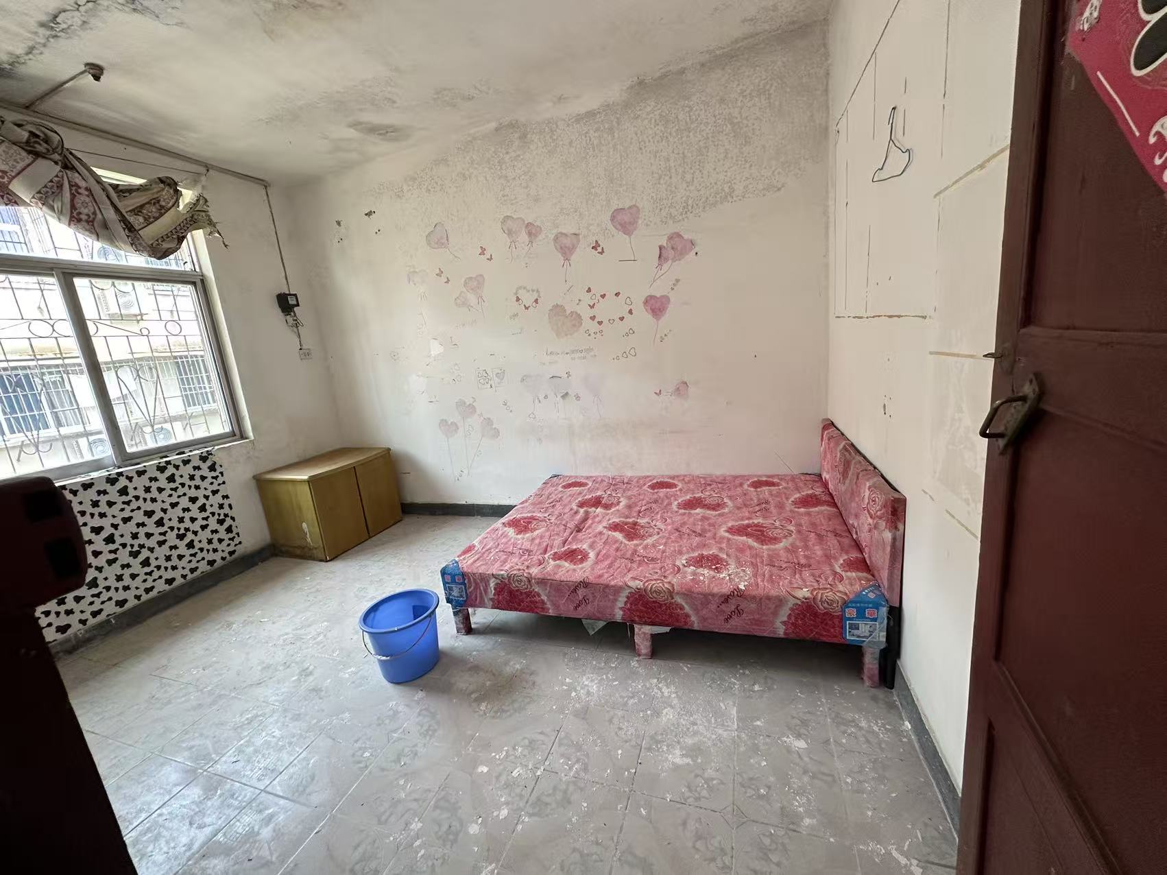 新疆设计院(华海路18号) 3室2厅1卫 70.0万 新疆设计院(华海路18号) 3室2厅1卫 70.0万客厅